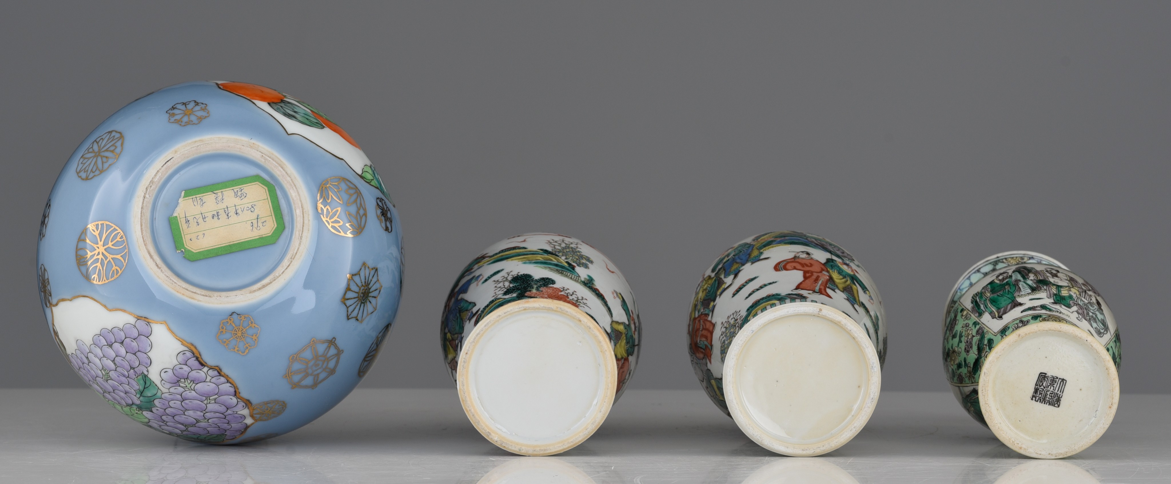 A collection of two Chinese famille verte vases and a famille rose bottle vase, Republic period/19th - Image 7 of 7