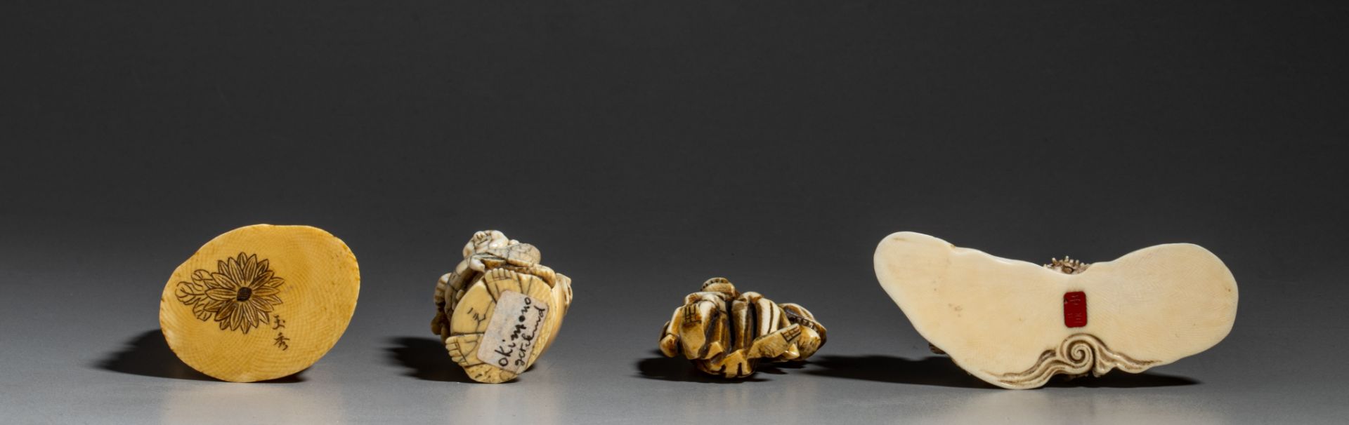 A collection of three Japanese carved okimono and one netsuke (+) - Bild 6 aus 8