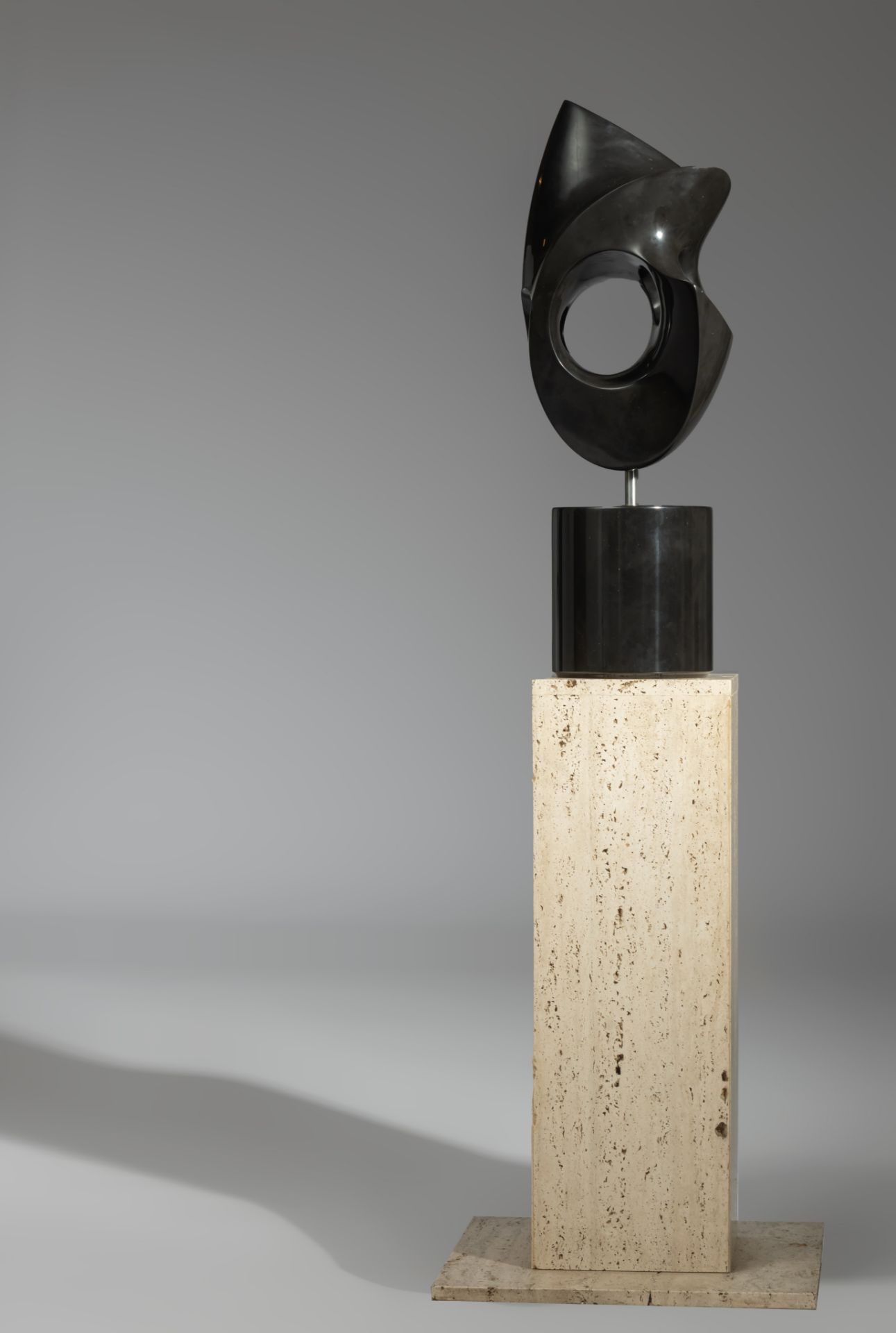 Jeanine Behaeghel (1940-1993), abstract sculpture, 1988, noir Belge marble on a travertine pedestal, - Image 2 of 18