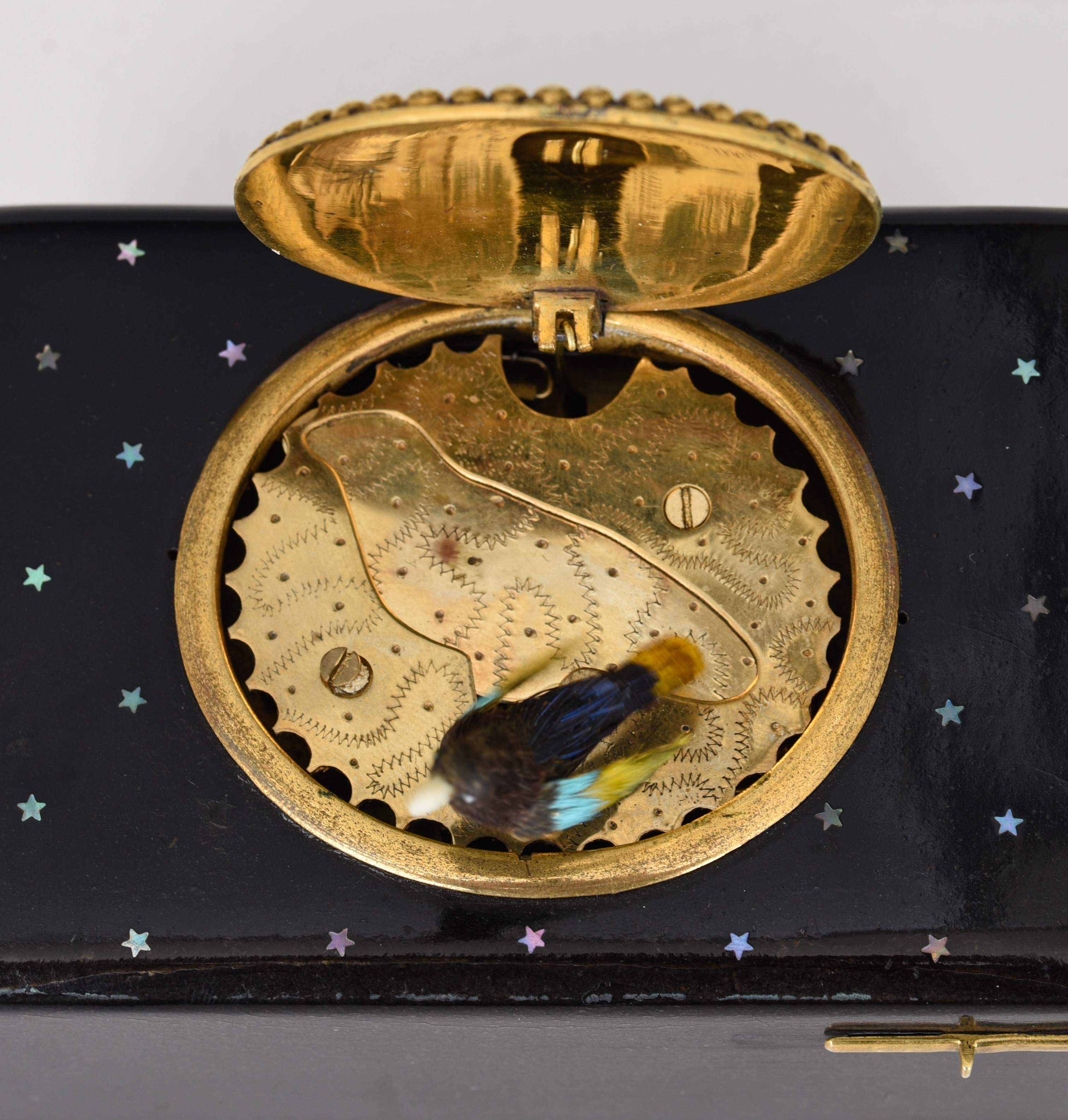 An early singing bird box with black lacquer and mother-of-pearl star decoration, H 5,5 - W 11 cm - Image 12 of 13