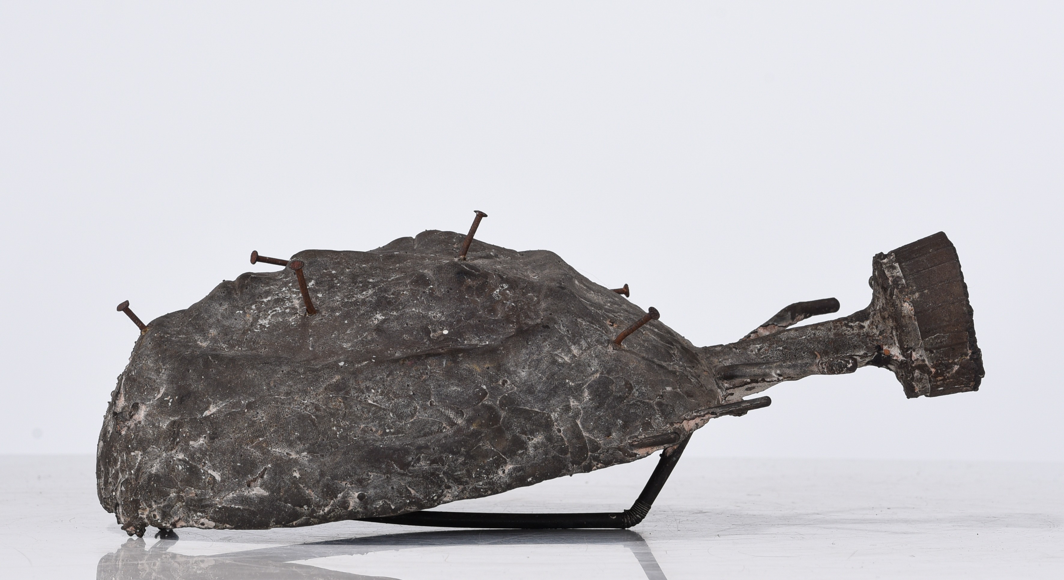 Johan Tahon (1965), mask, patinated bronze with nails, H 30 cm - Image 3 of 6