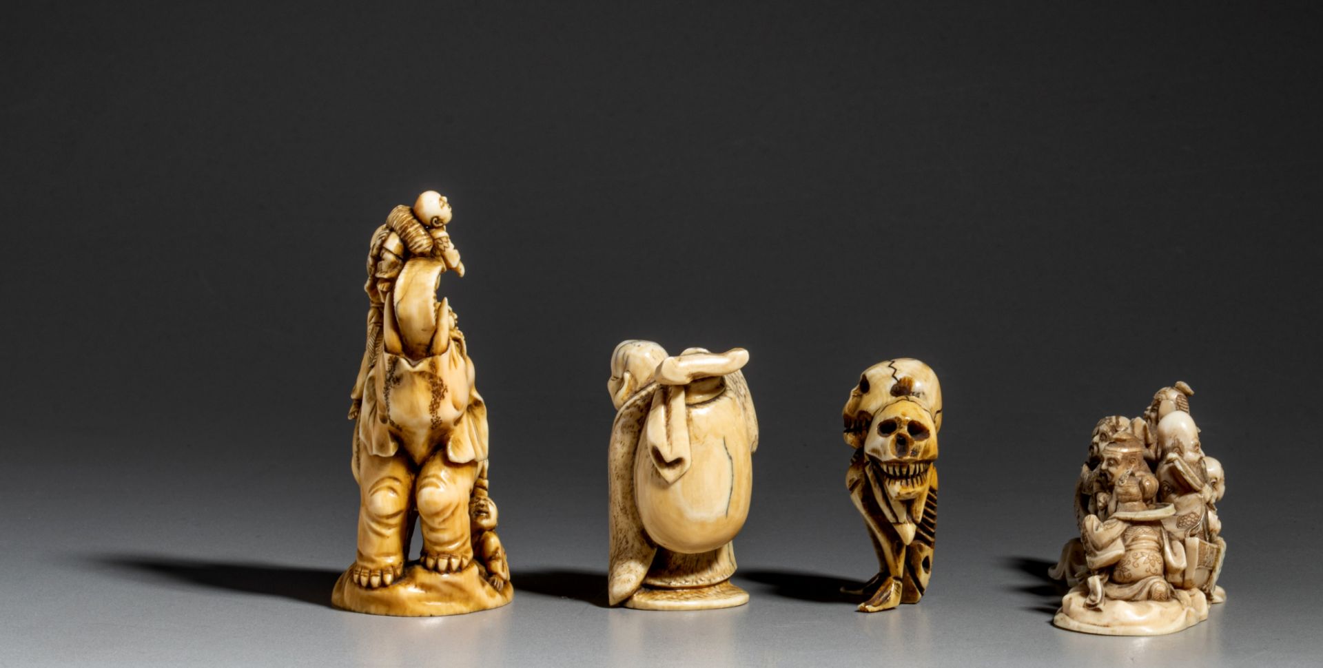 A collection of three Japanese carved okimono and one netsuke (+) - Bild 3 aus 8