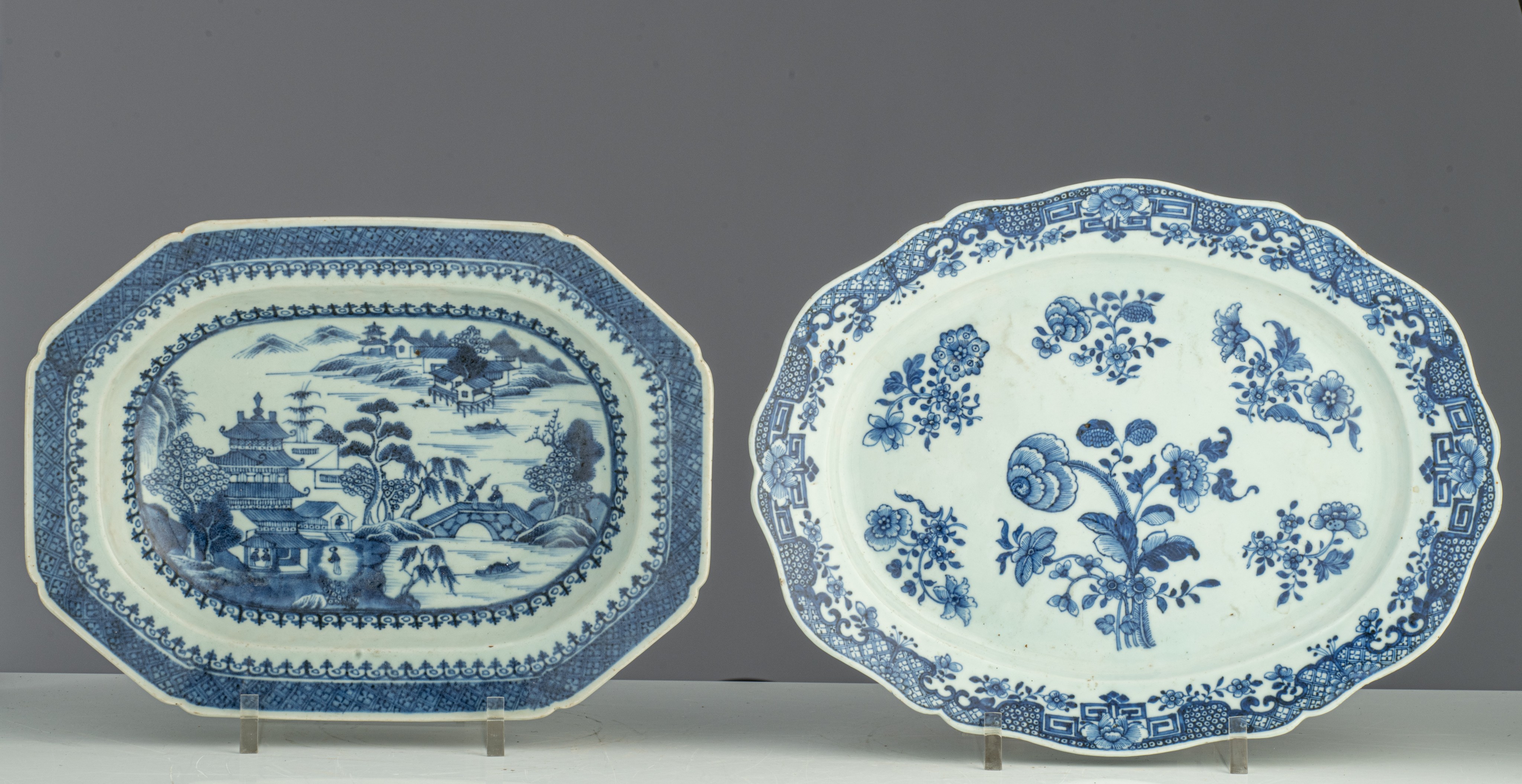 A Chinese blue and white export tureen and a matching plate, Qianlong period, H 19 - W 29,5 cm - add - Image 3 of 14
