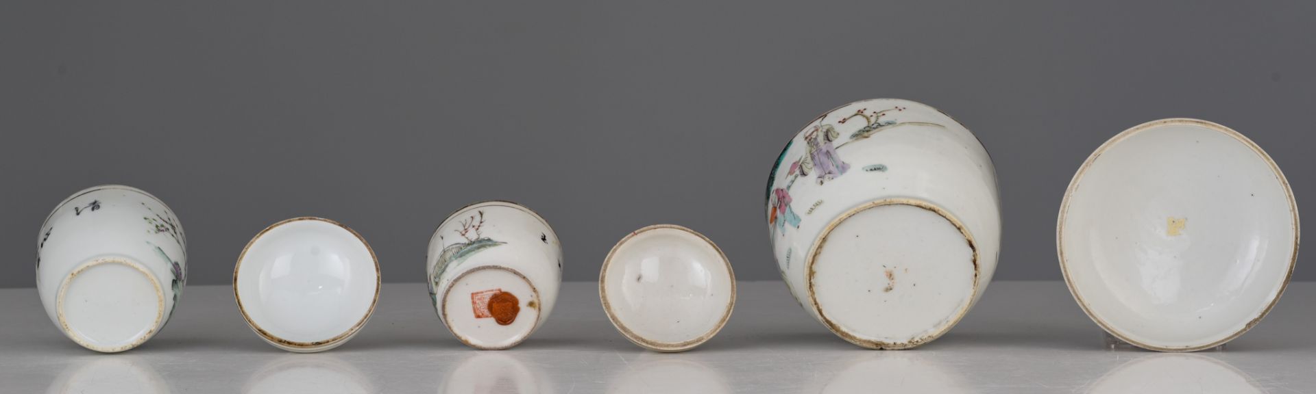 A collection of Chinese Republic period Qianjiangcai and famille rose pots and boxes, 19thC/20thC, T - Image 8 of 18