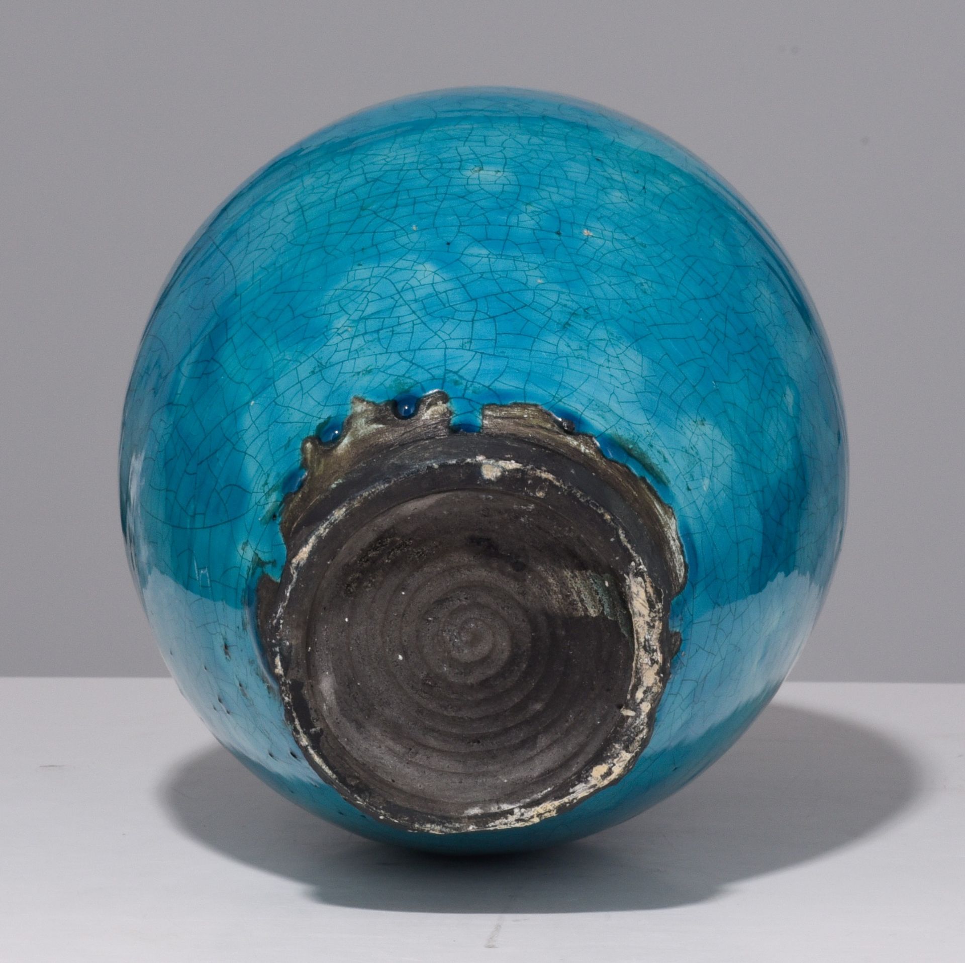 An Islamic turquoise glazed pottery vase, 15thC/16thC, H 37,5 cm - Image 7 of 7