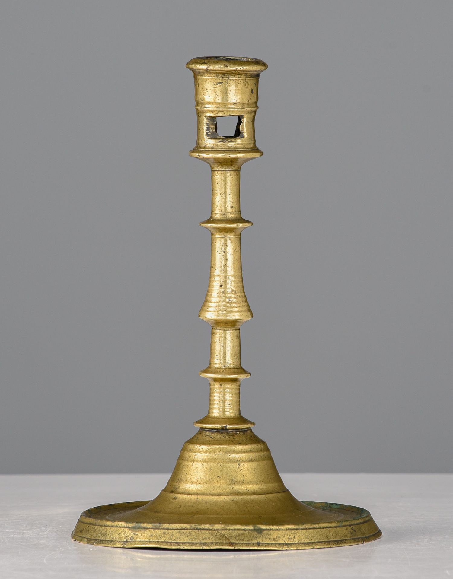 A brass so-called 'balusterkandelaar' socket candlestick, 16thC, the Low Countries, H 19,5 cm - Image 2 of 7