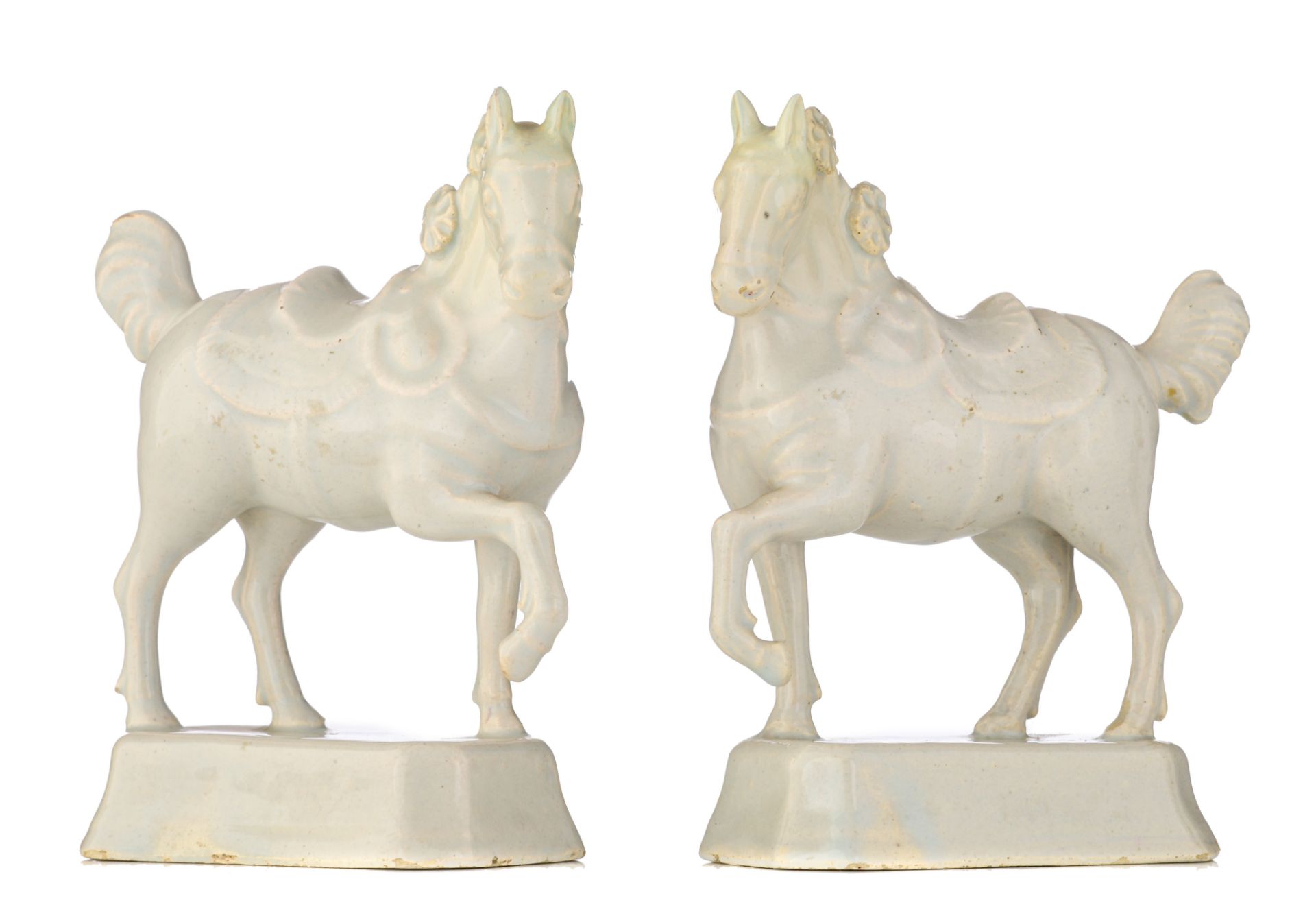 A pair of Dutch Delft white-glazed figures of circus horses, 18thC, H 14 cm