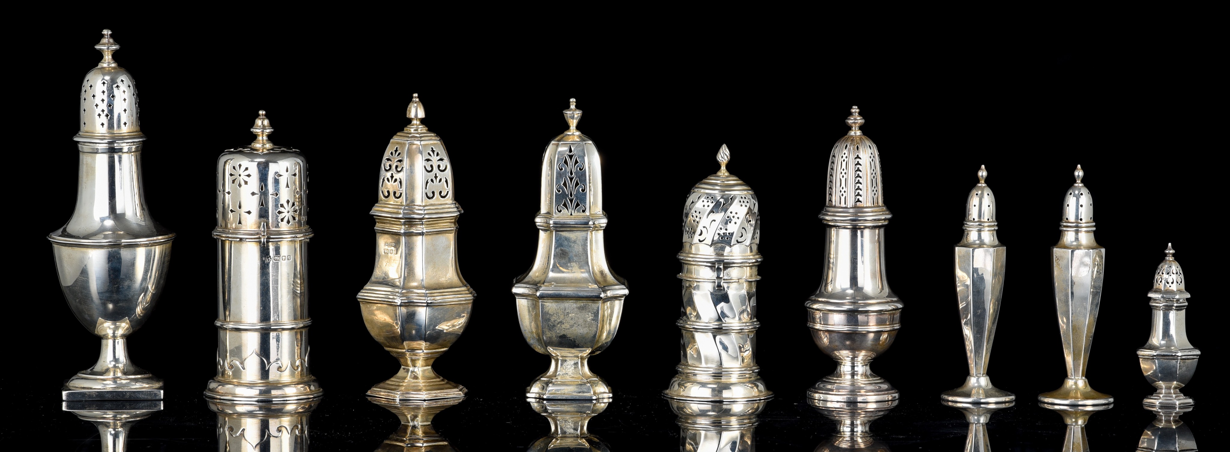 A collection of silver casters and salt shakers, H 10 - 21,5 cm, total weight: ca 1308 g - Image 2 of 44