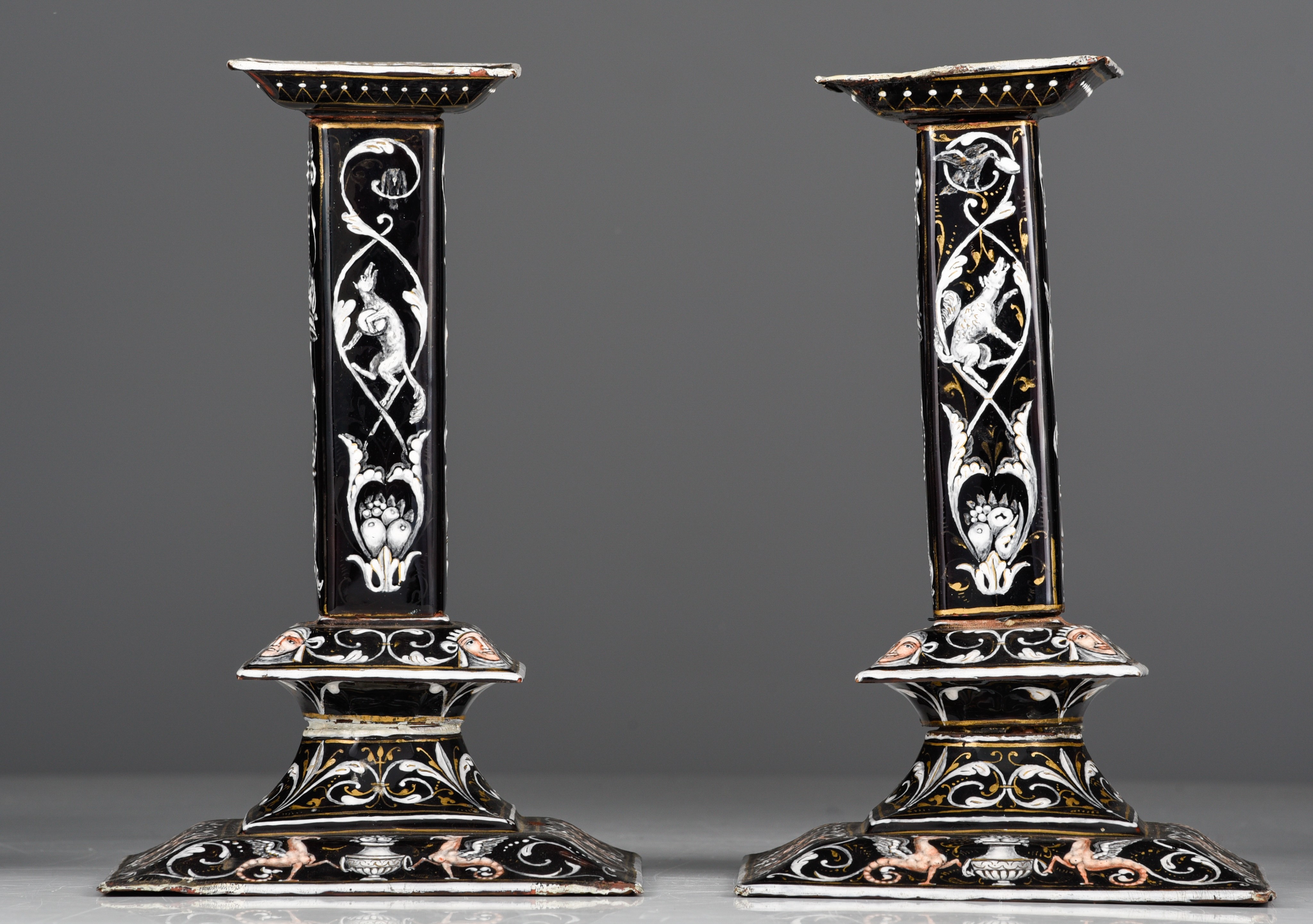 A pair of 17thC Limoges enamel candlesticks, H 23 cm (+) - Bild 4 aus 7