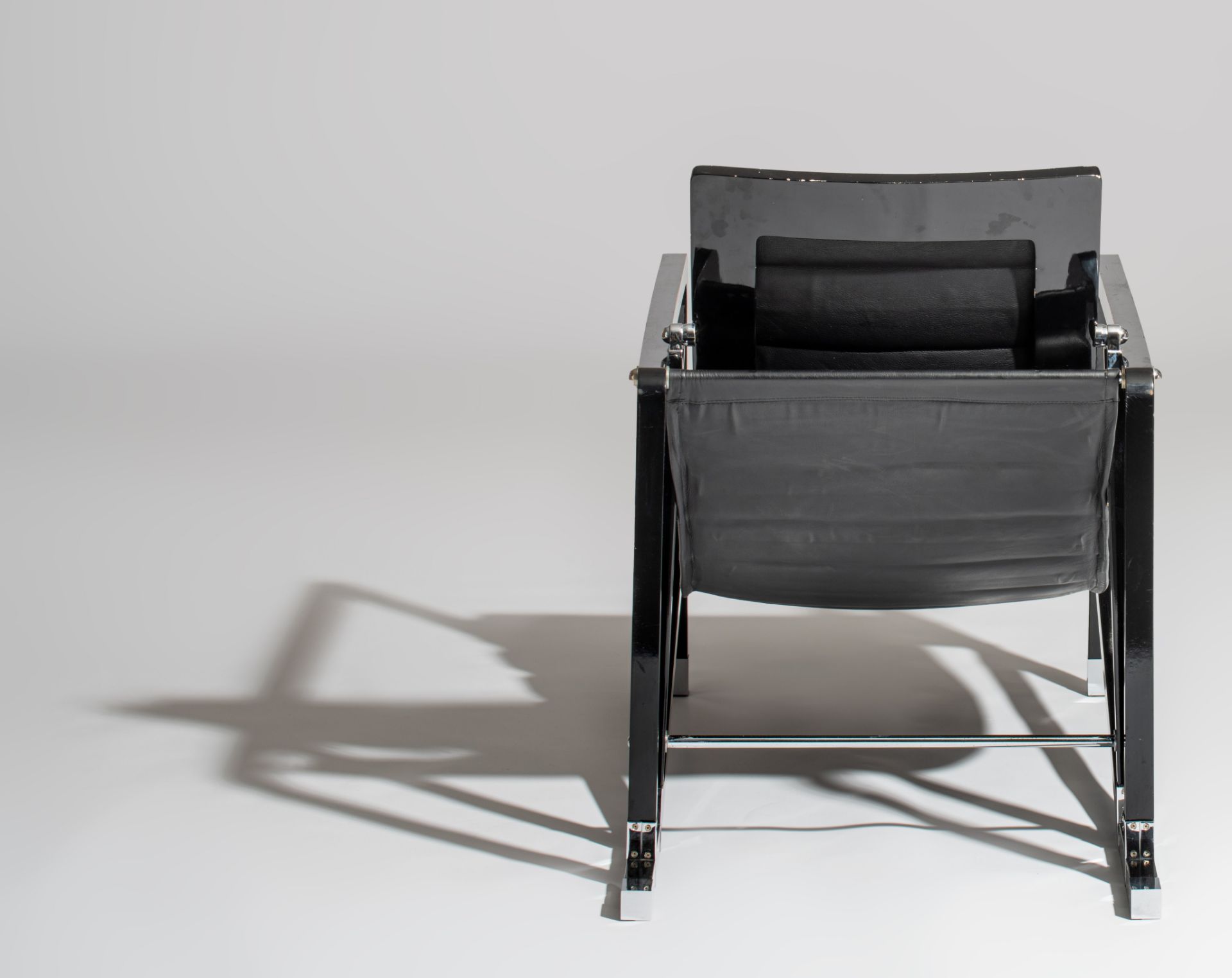 A Transat chair by Eileen Gray for Ecart, France, 1926, H 75 - W 55 - D 108 cm - Image 5 of 10