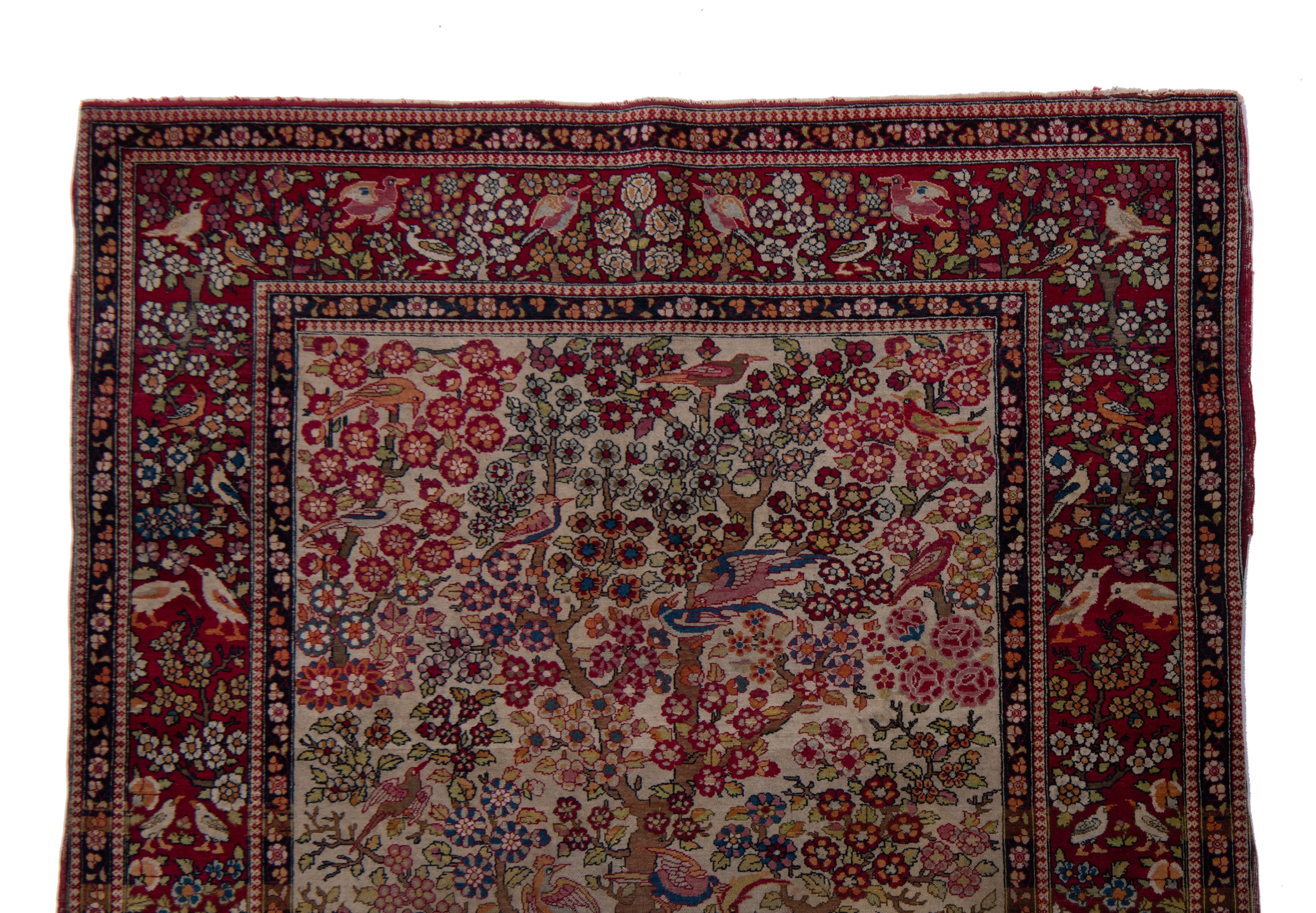 An antique Persian Ispahan rug, depicting the tree of life, 137 x 206 cm (+) - Image 5 of 7