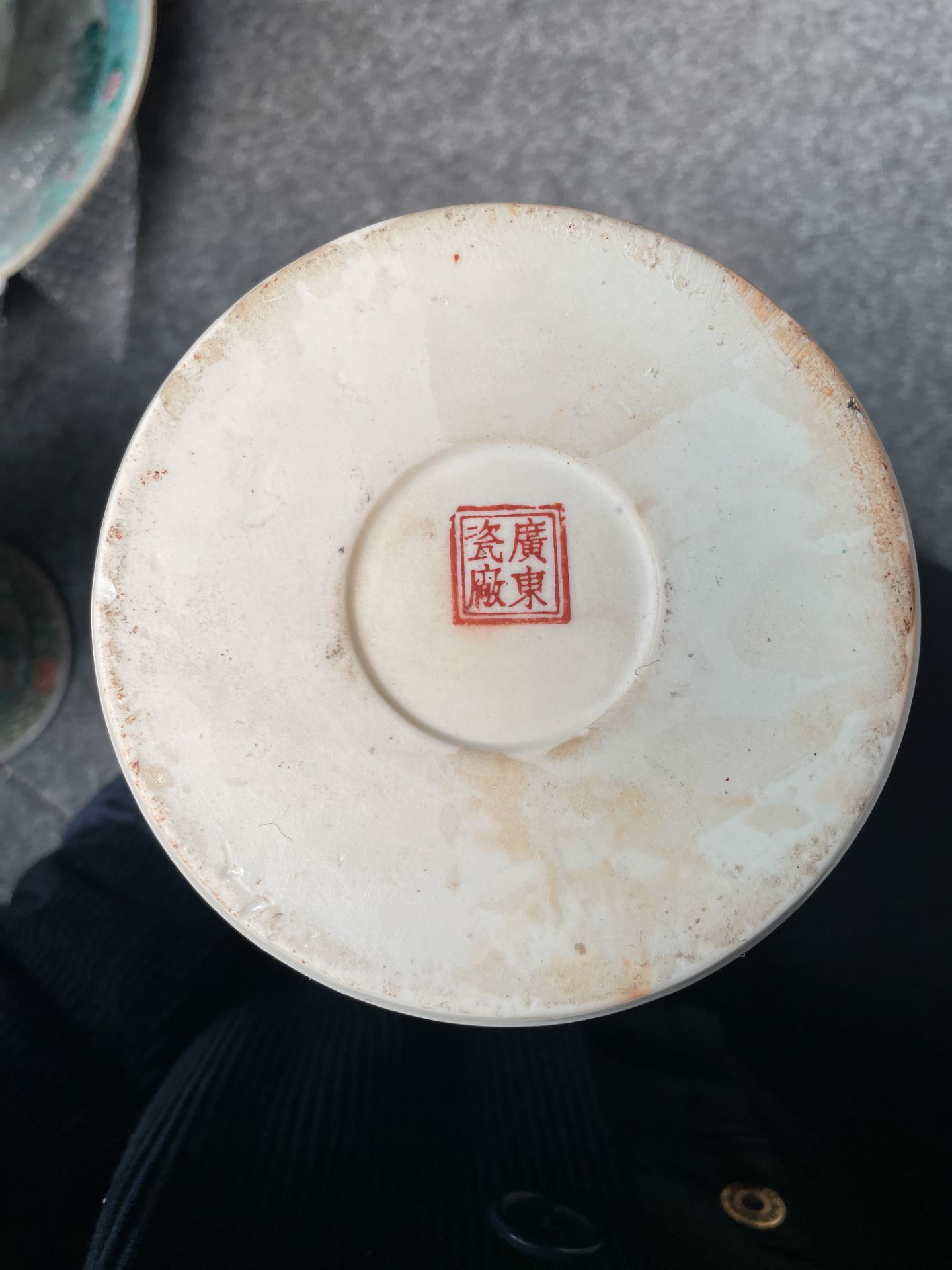 A Chinese Canton grisaille and enamelled 'Winter Landscape' cylindrical vase and ginger jar, 20thC, - Image 24 of 26