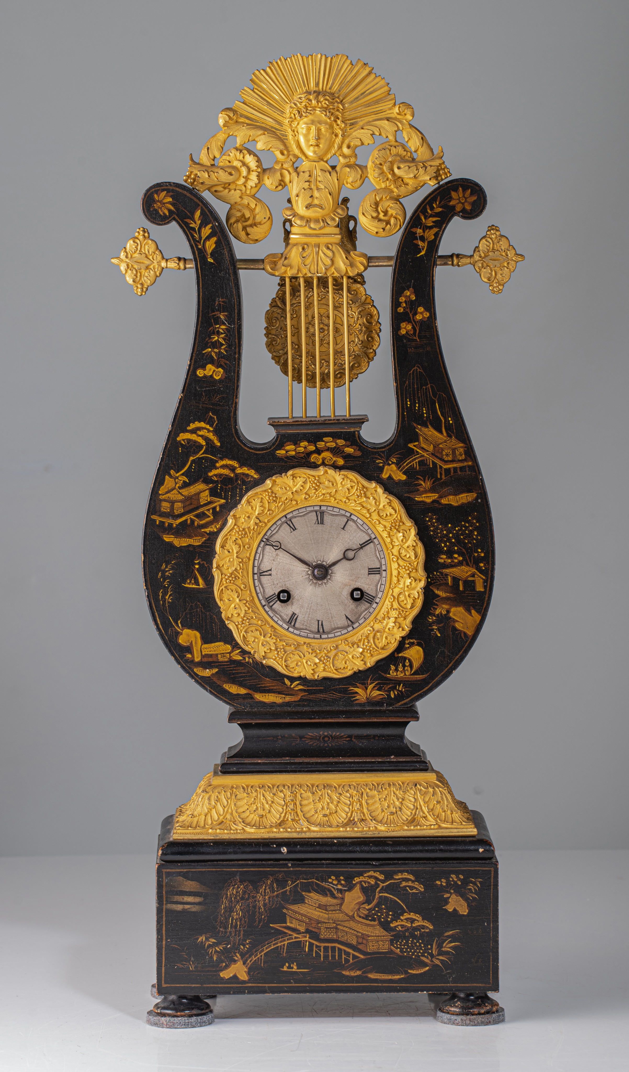 A French Restauration lyre-shaped chinoiserie lacquered mantel clock, with gilt bronze mounts, ca. 1 - Image 2 of 7