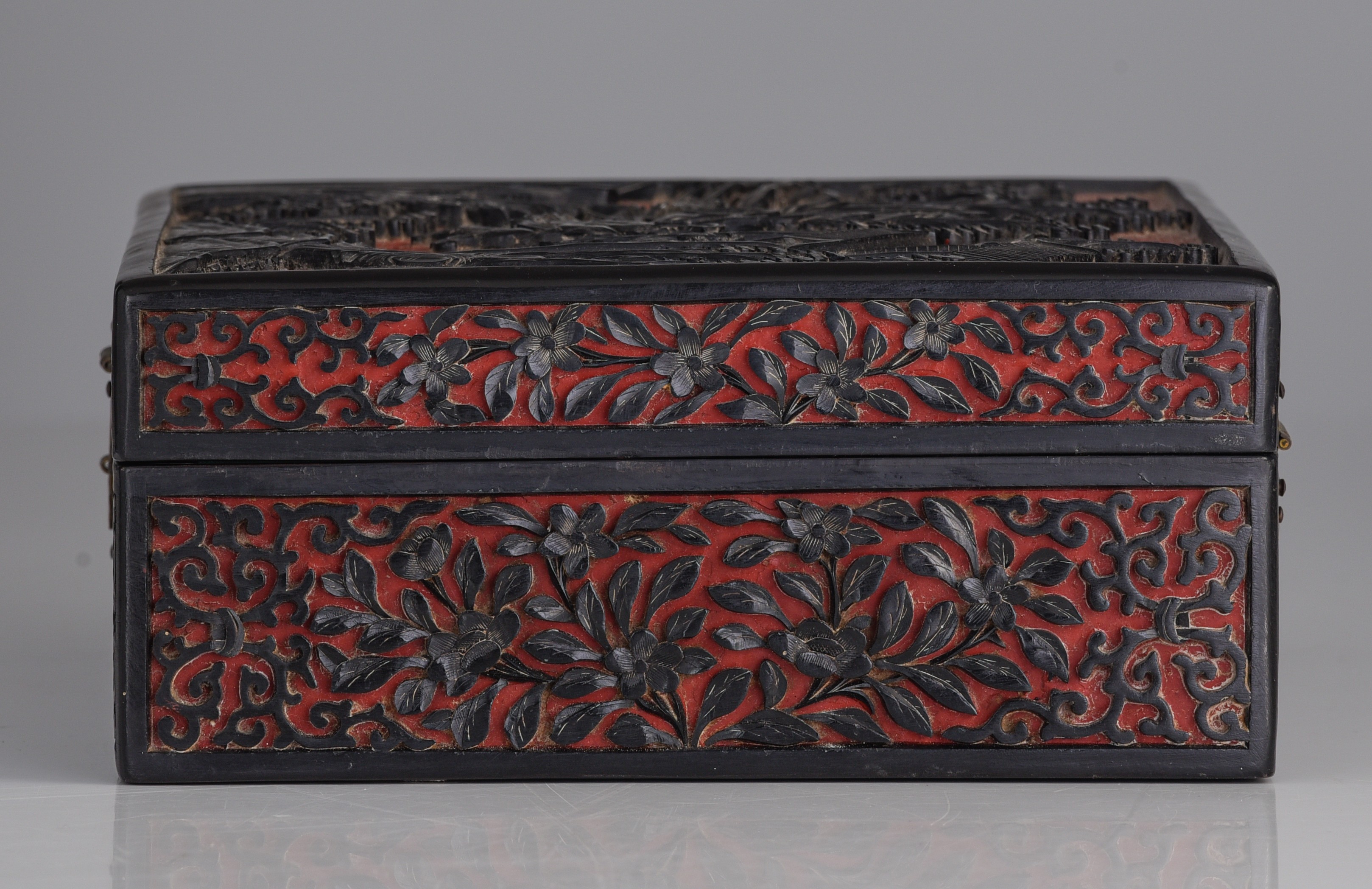 A Chinese carved lacquered jewellery box, late Qing/Republic period, H 9 - 28 x 20 cm - Image 3 of 9