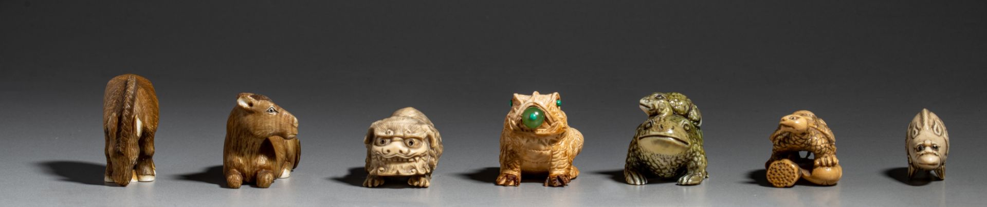 Six Japanese ivory netsuke and one ditto okimono (+) - Bild 5 aus 11