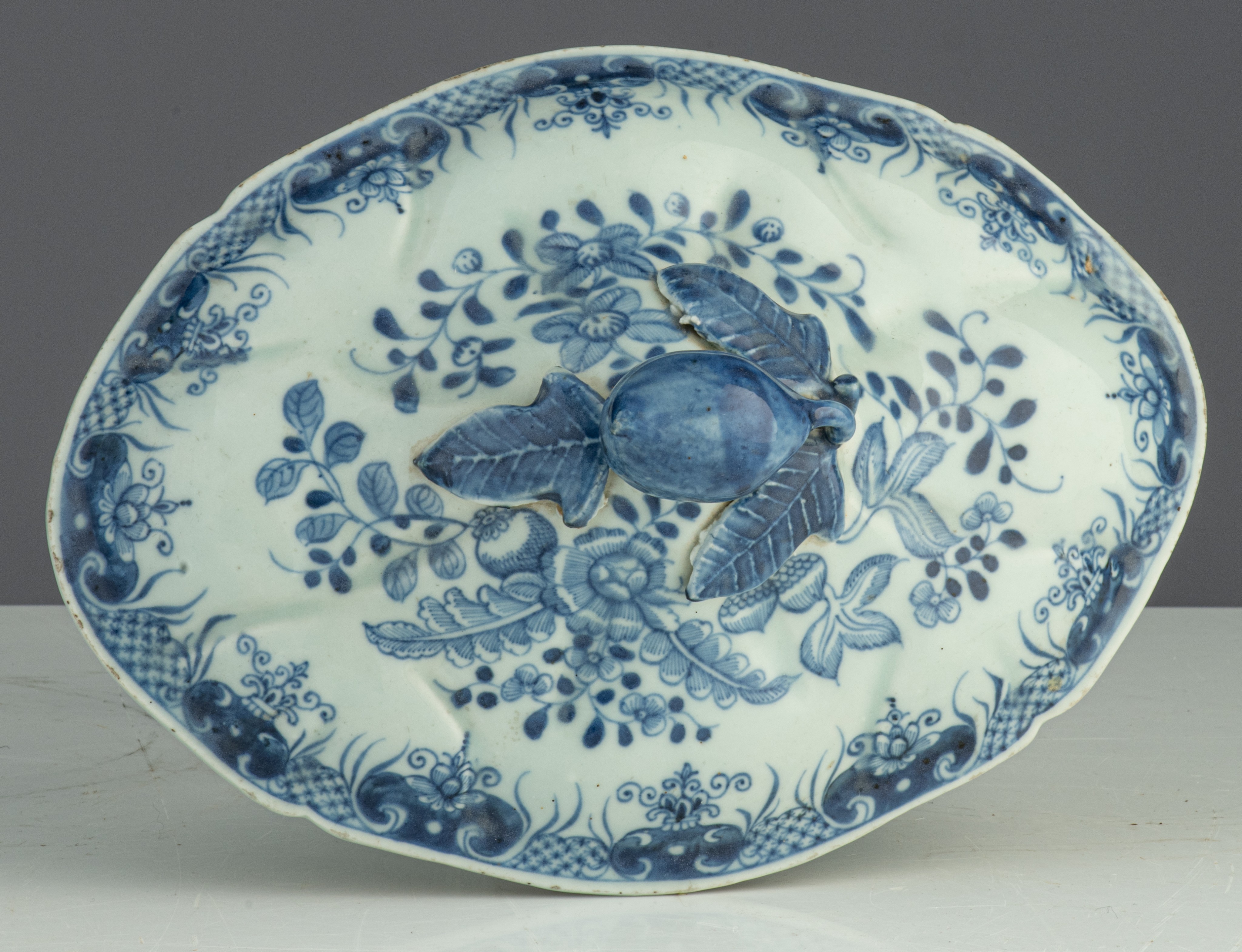 A Chinese blue and white export tureen and a matching plate, Qianlong period, H 19 - W 29,5 cm - add - Image 13 of 14