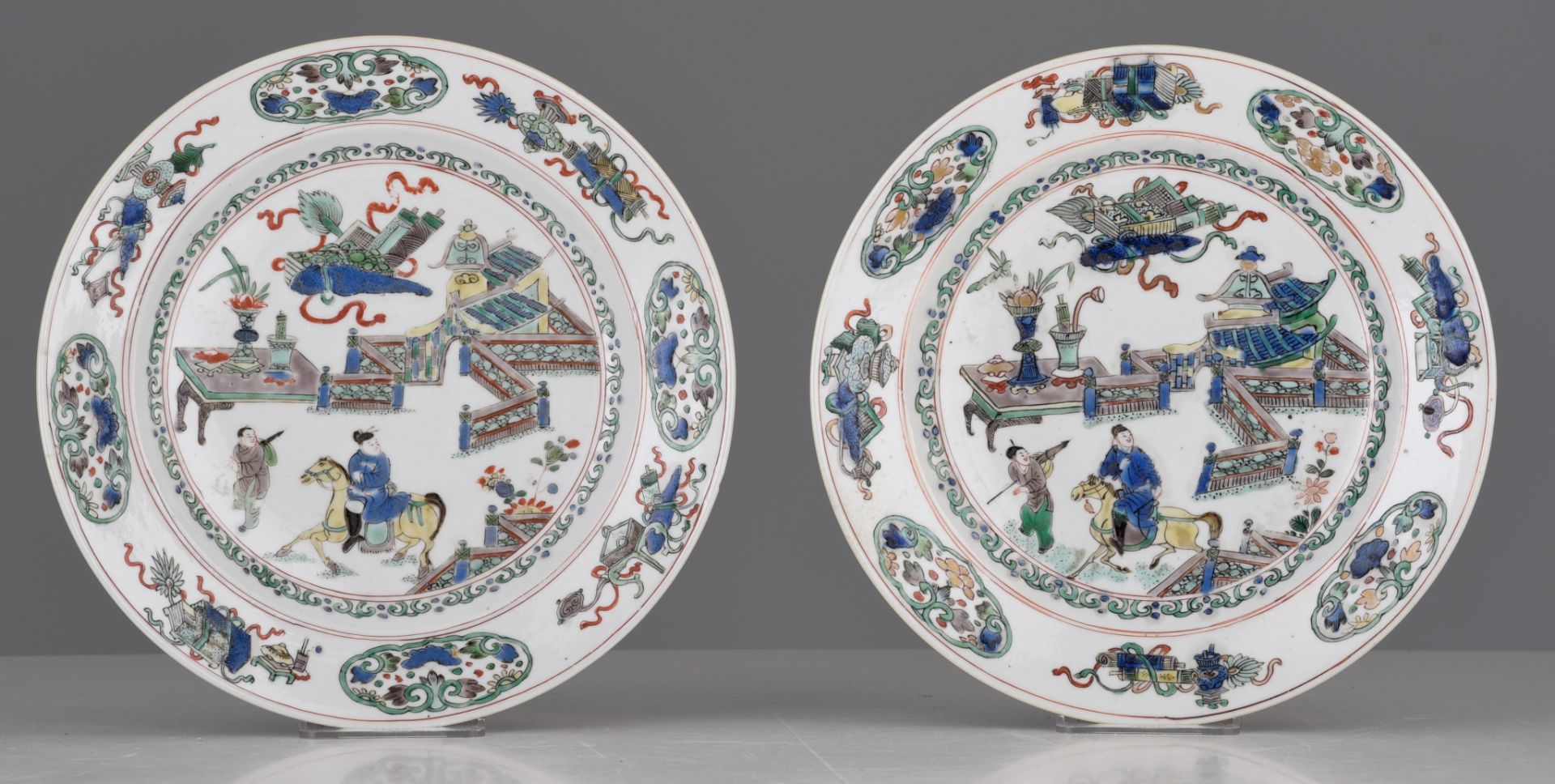 Two Chinese famille verte 'Scholars' dishes, Kangxi period, dia. 21,5 cm - Image 2 of 3