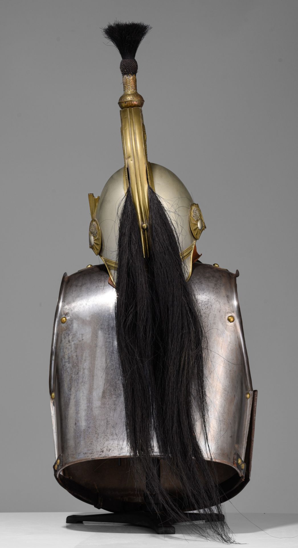 A French cuirassier breastplate and helmet, Manufacture Royale d'Armes de Klingenthal, 19thC, H 88 c - Image 5 of 11