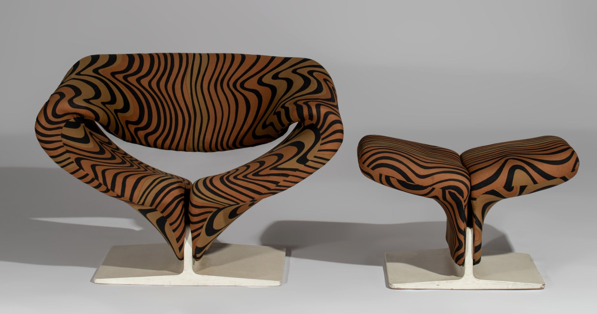 A rare Ribbon chair and ottoman by Pierre Paulin for Artifort, upholstered in 'Tiger' fabric by Jack - Image 4 of 20