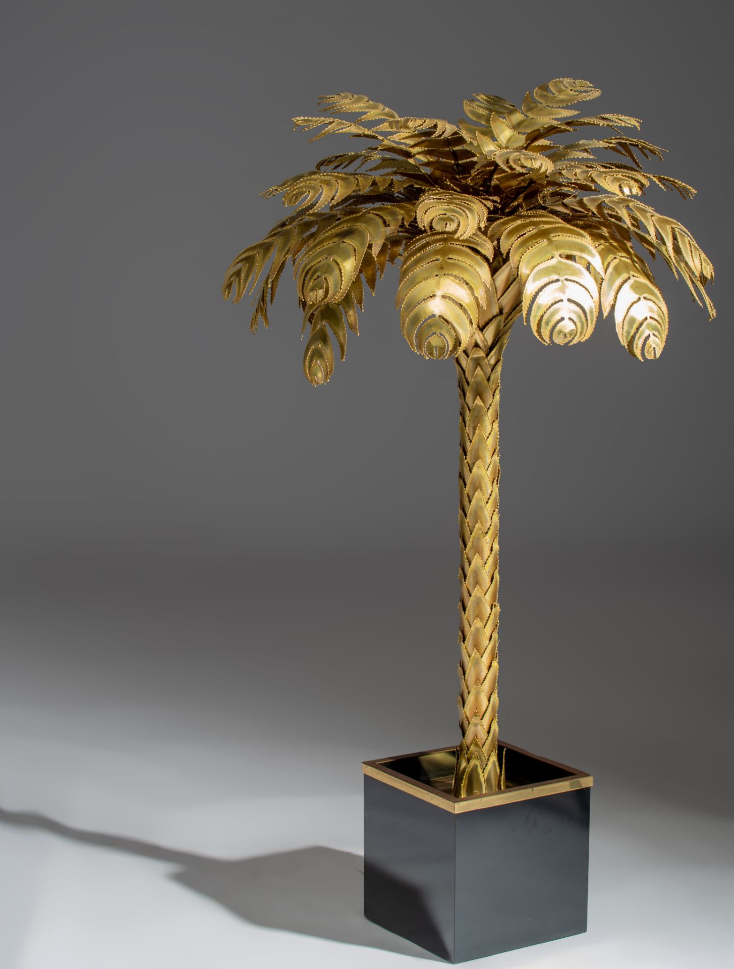 A vintage brass design Palm Tree lamp by Maison Jansen, Paris, H 155 cm - Image 2 of 10