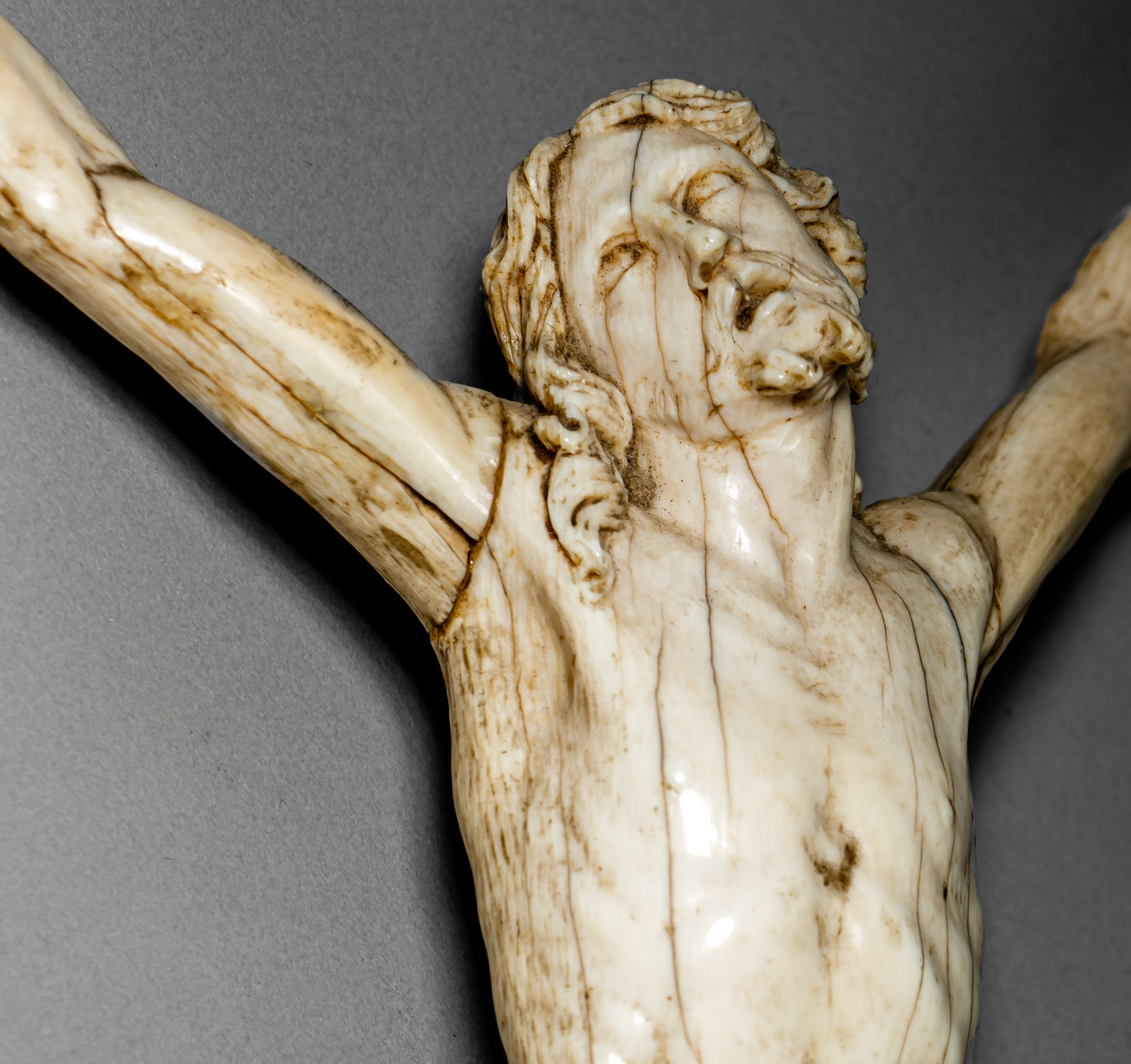 A finely carved ivory Corpus Christi, the Southern Netherlands, 17th/18thC, H 26,7 cm, 197 g (+) - Image 8 of 25