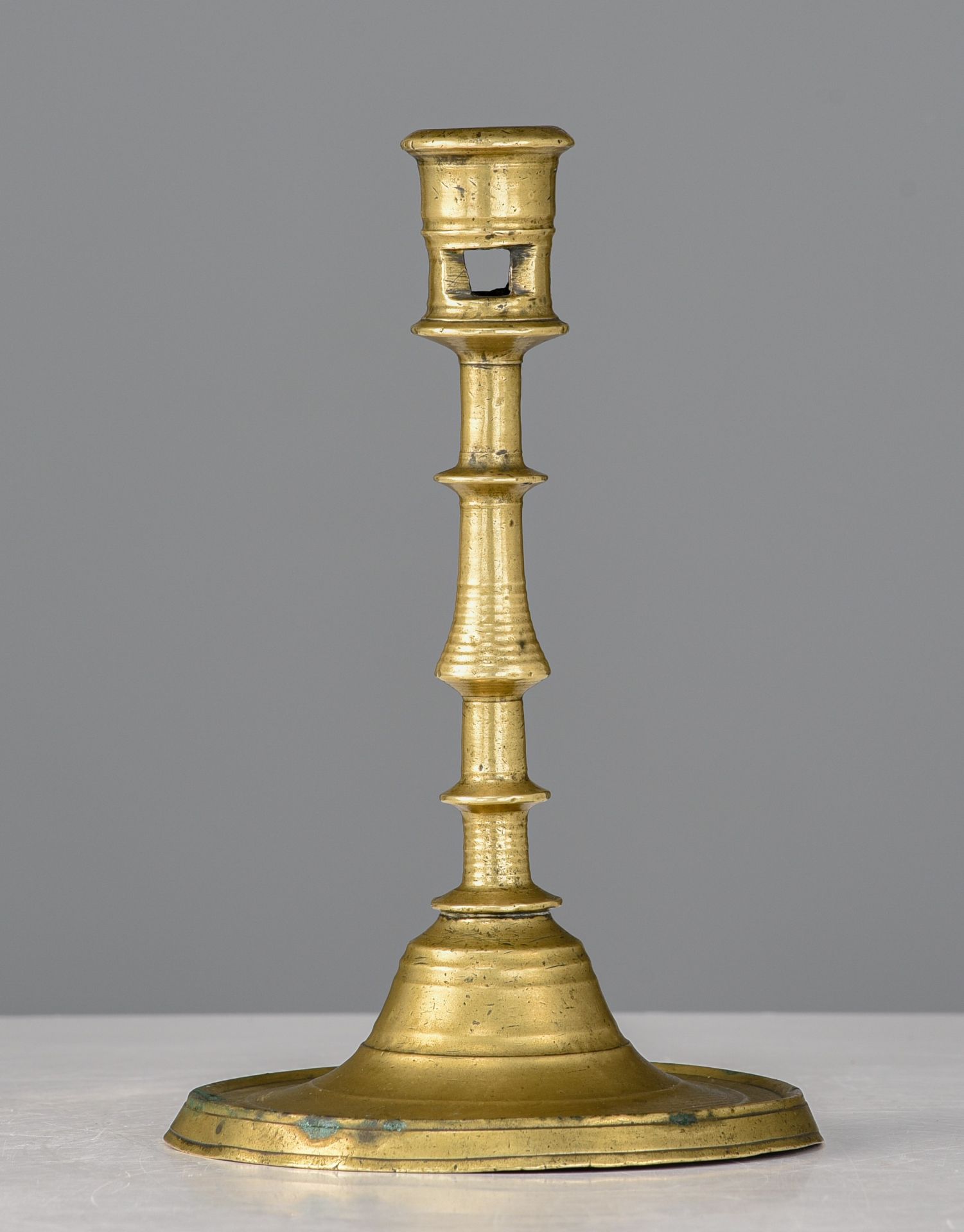 A brass so-called 'balusterkandelaar' socket candlestick, 16thC, the Low Countries, H 19,5 cm - Image 4 of 7