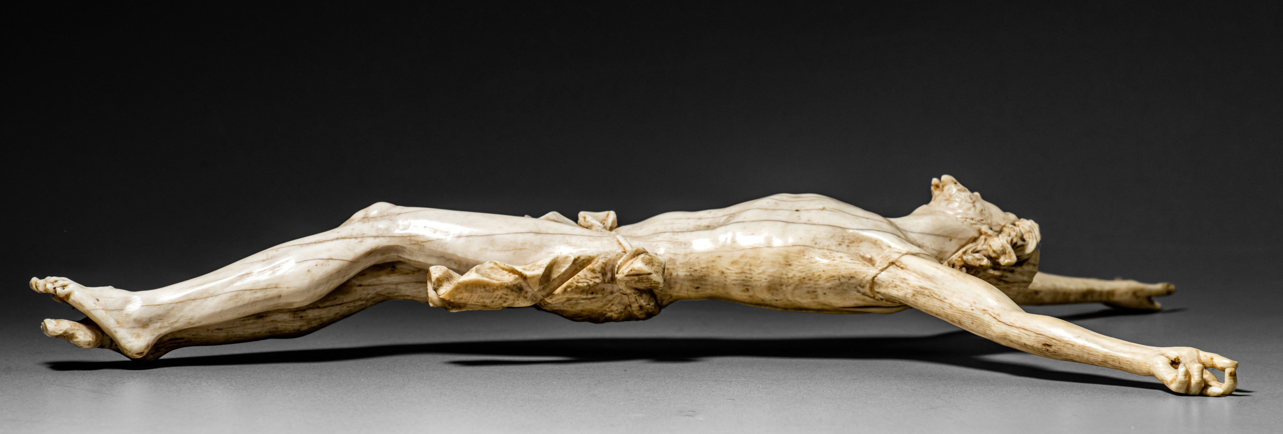 A finely carved ivory Corpus Christi, the Southern Netherlands, 17th/18thC, H 26,7 cm, 197 g (+) - Image 14 of 25