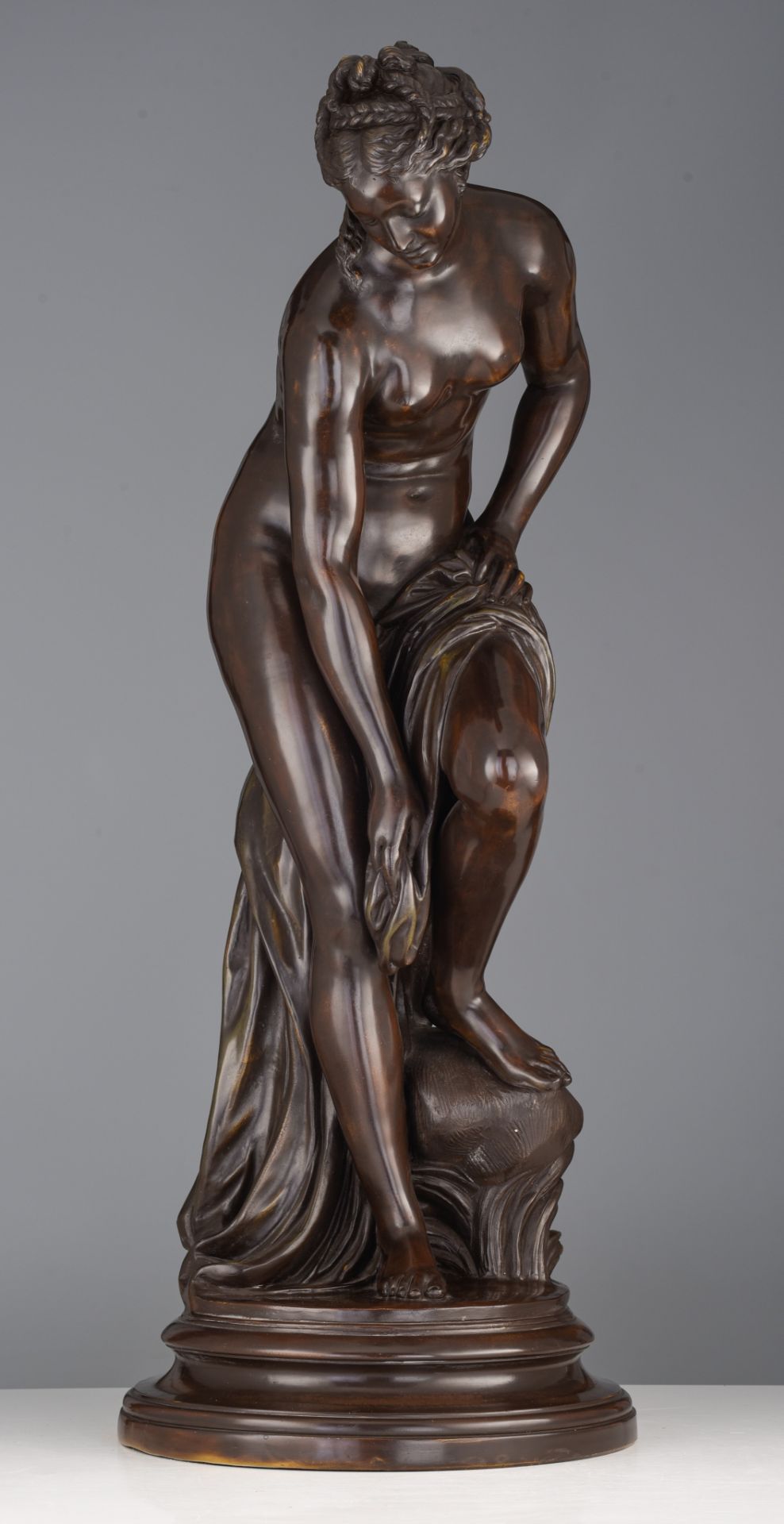 After Gabriel Allegrain (1733-1779), the bathing Venus, terracotta with bronze patina, H 85,5 cm - Image 2 of 7