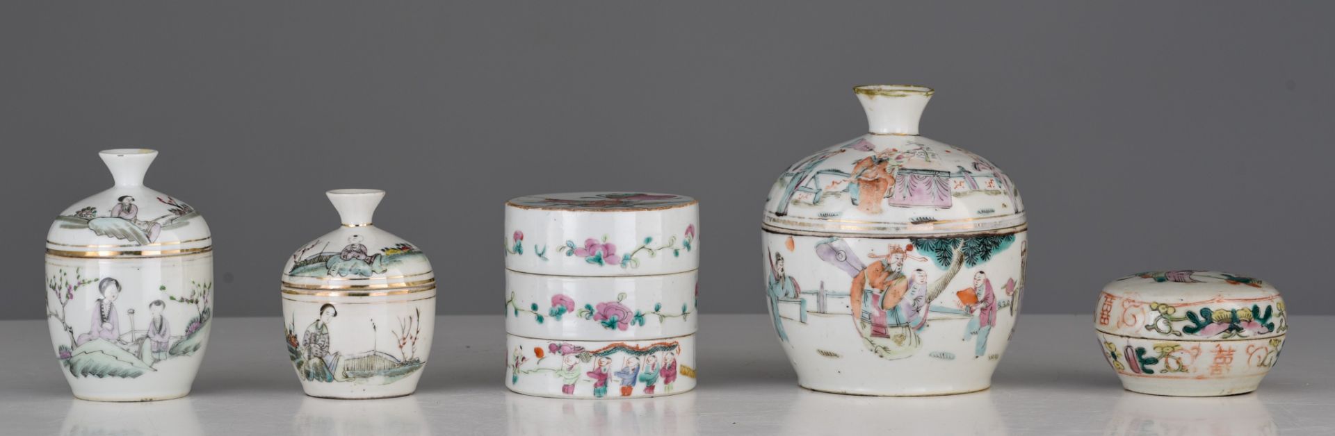 A collection of Chinese Republic period Qianjiangcai and famille rose pots and boxes, 19thC/20thC, T - Image 3 of 18