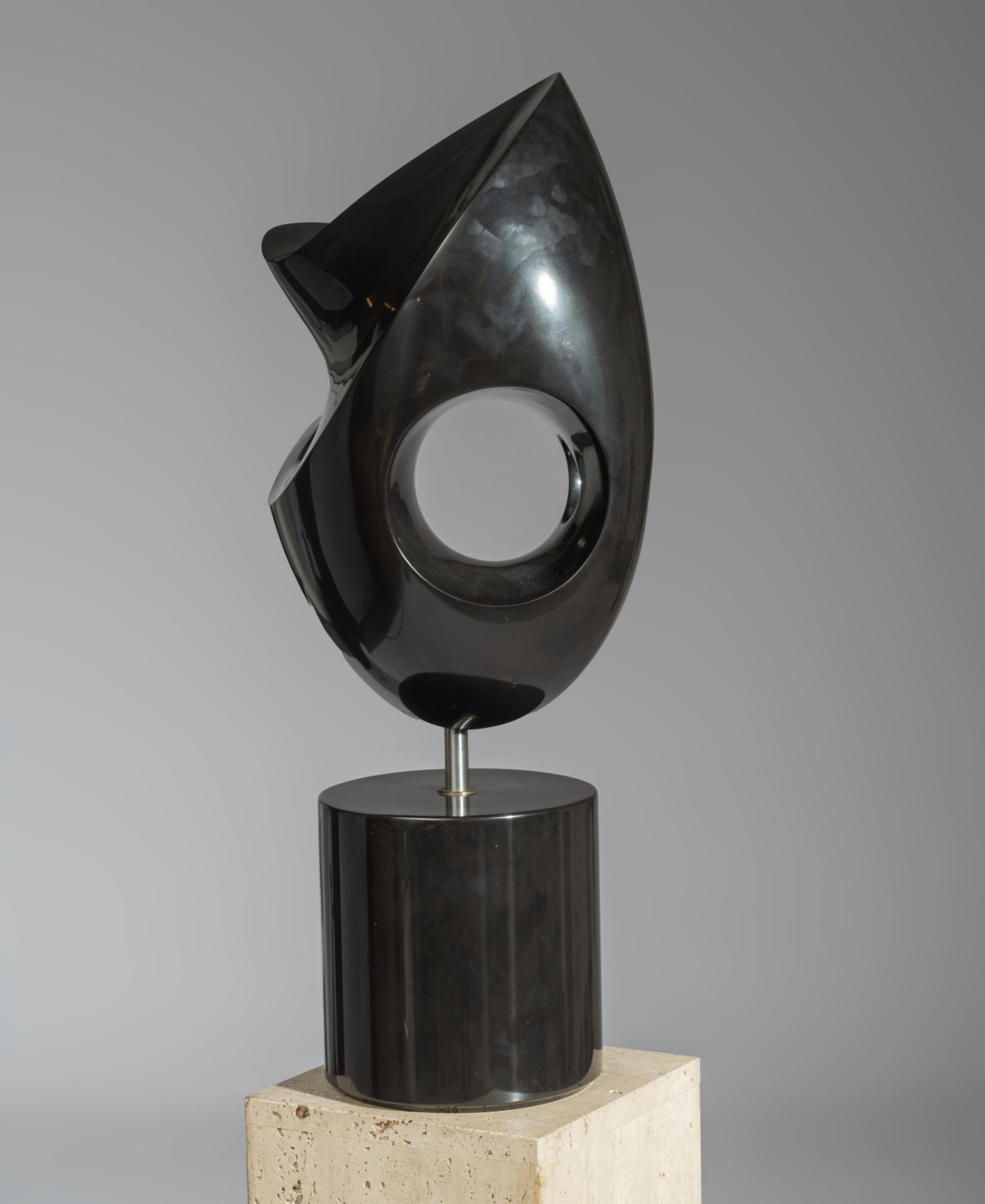 Jeanine Behaeghel (1940-1993), abstract sculpture, 1988, noir Belge marble on a travertine pedestal, - Image 5 of 18