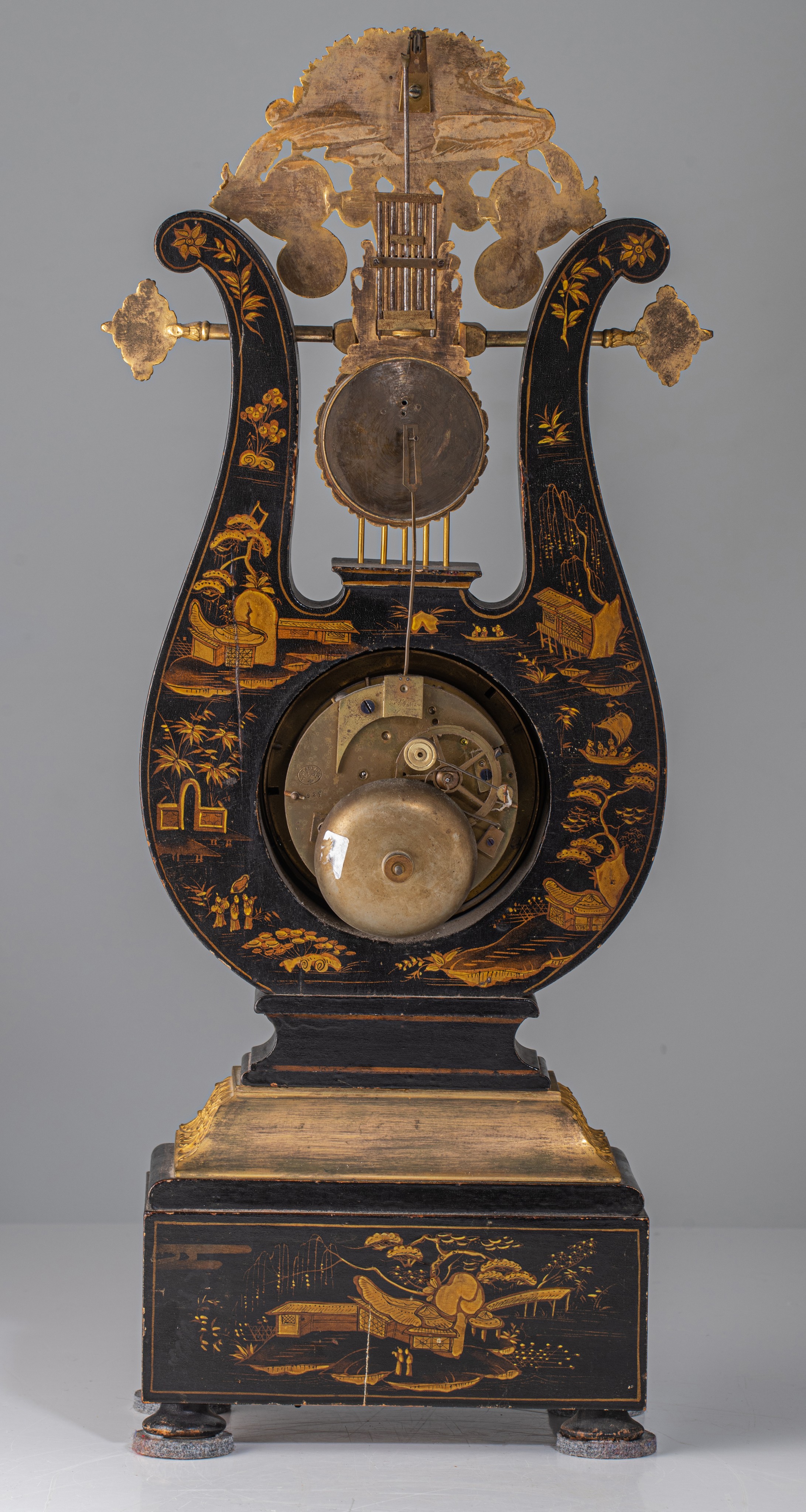 A French Restauration lyre-shaped chinoiserie lacquered mantel clock, with gilt bronze mounts, ca. 1 - Image 4 of 7