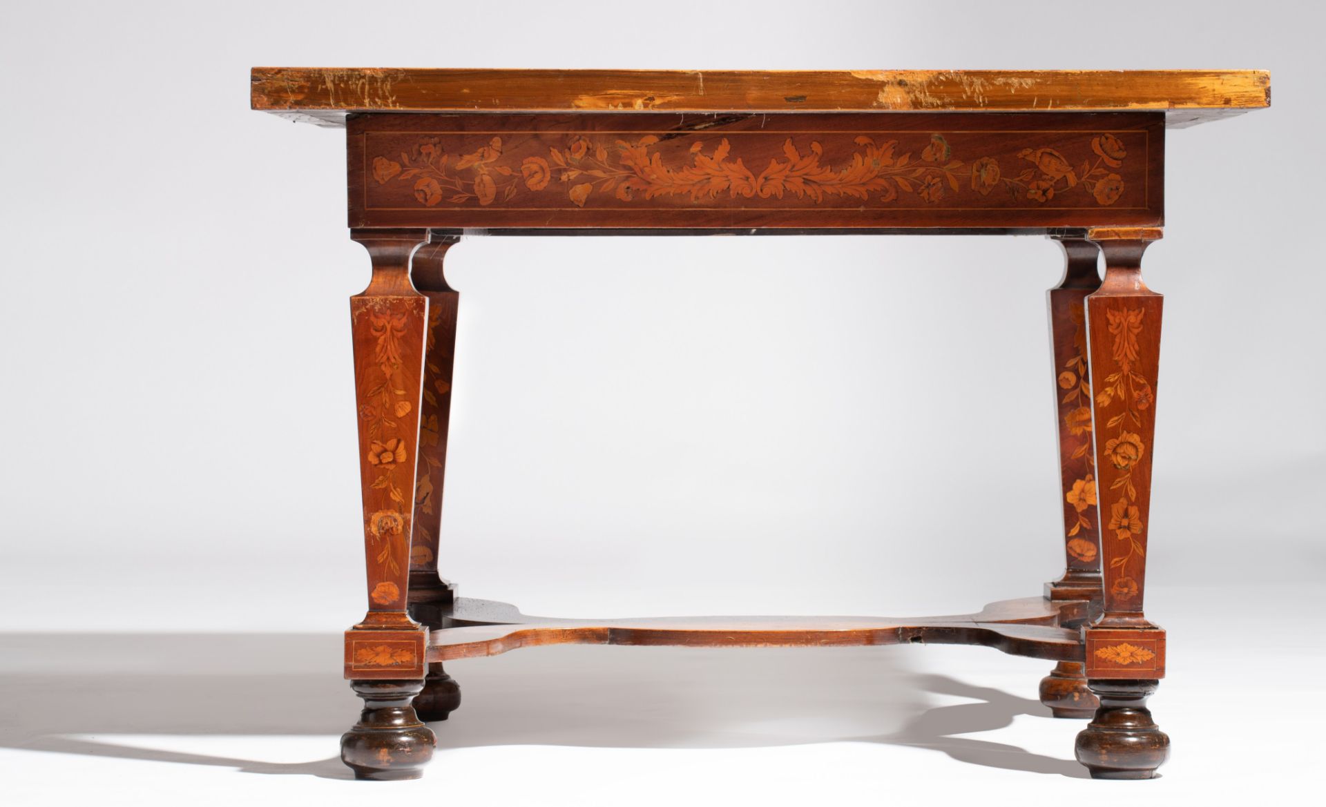 A Duch floral marquetry decorated centre table, 19thC, H 75,5 - W 106,5 - D 86 cm - Bild 5 aus 11