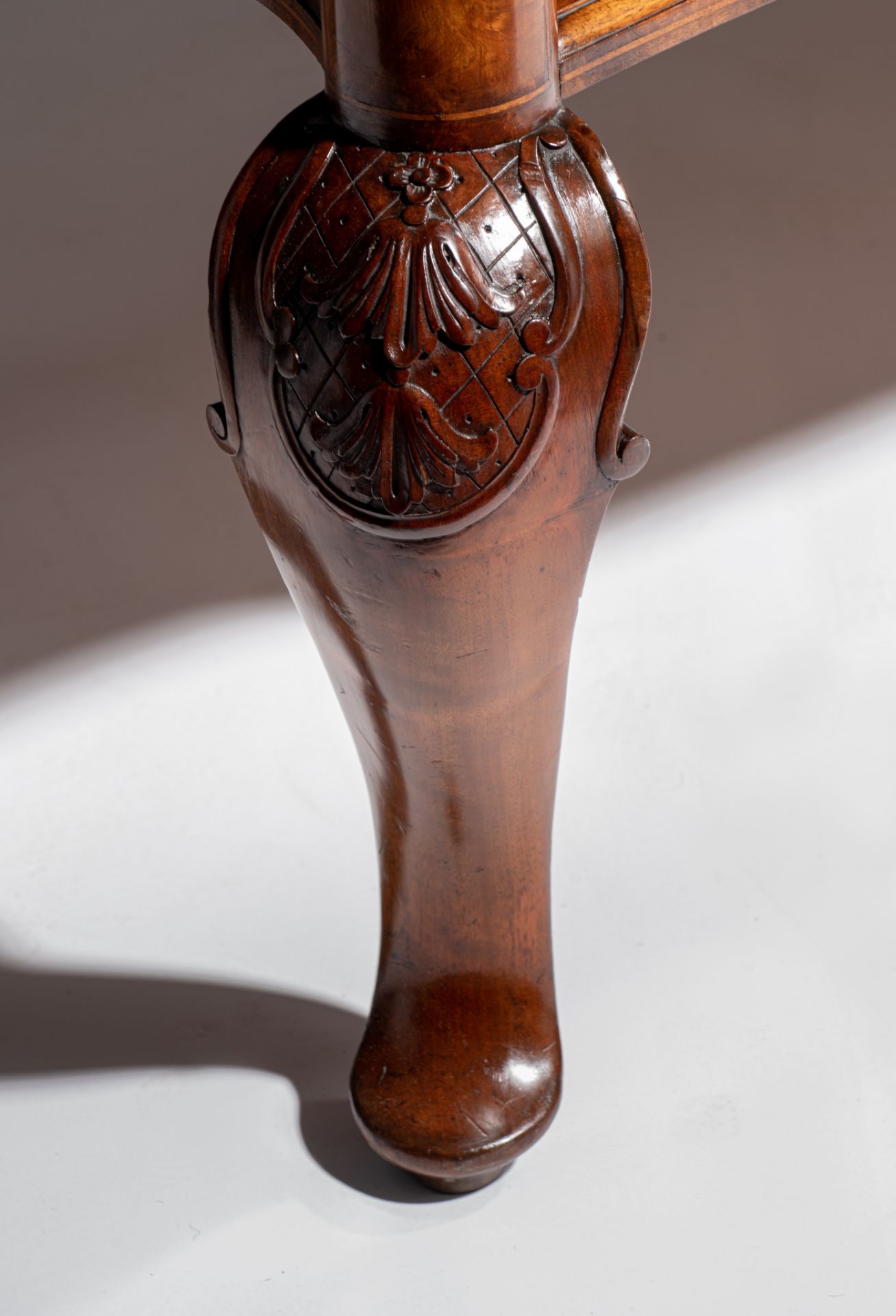 An English side table on baluster feet, burr and walnut veneered, H 70 - W 89 - D 54 cm - Image 11 of 11