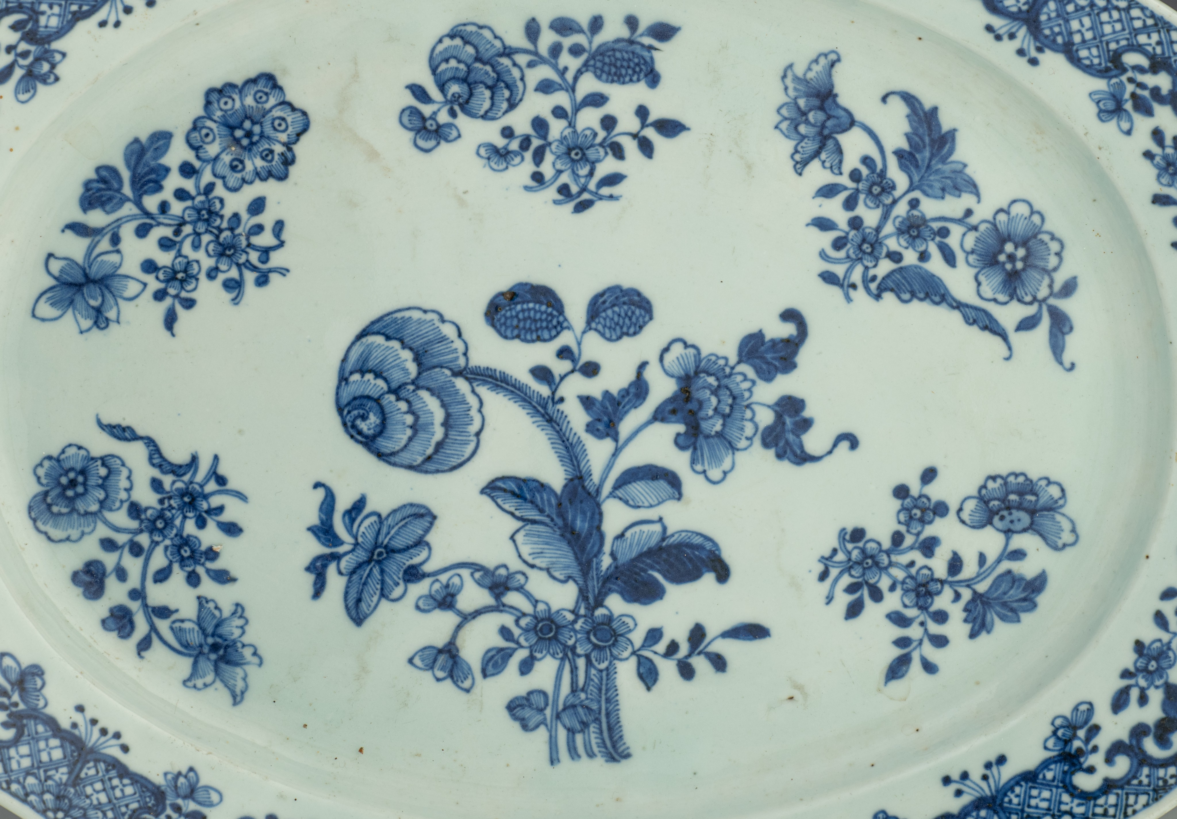 A Chinese blue and white export tureen and a matching plate, Qianlong period, H 19 - W 29,5 cm - add - Image 4 of 14