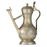 An 18thC Swiss pewter 'Stegkanne' or wine flagon, H 26,5 cm