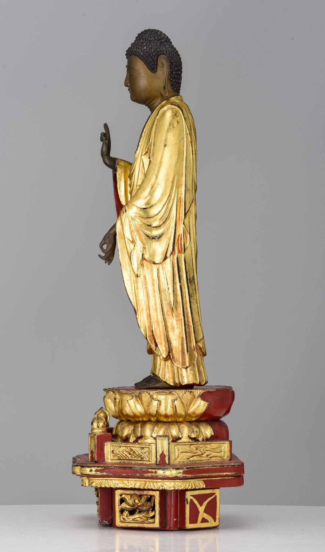 A Japanese gilt and red lacquered standing figure of Amitabha Buddha, on a lotus base, 19thC, Total - Image 3 of 6