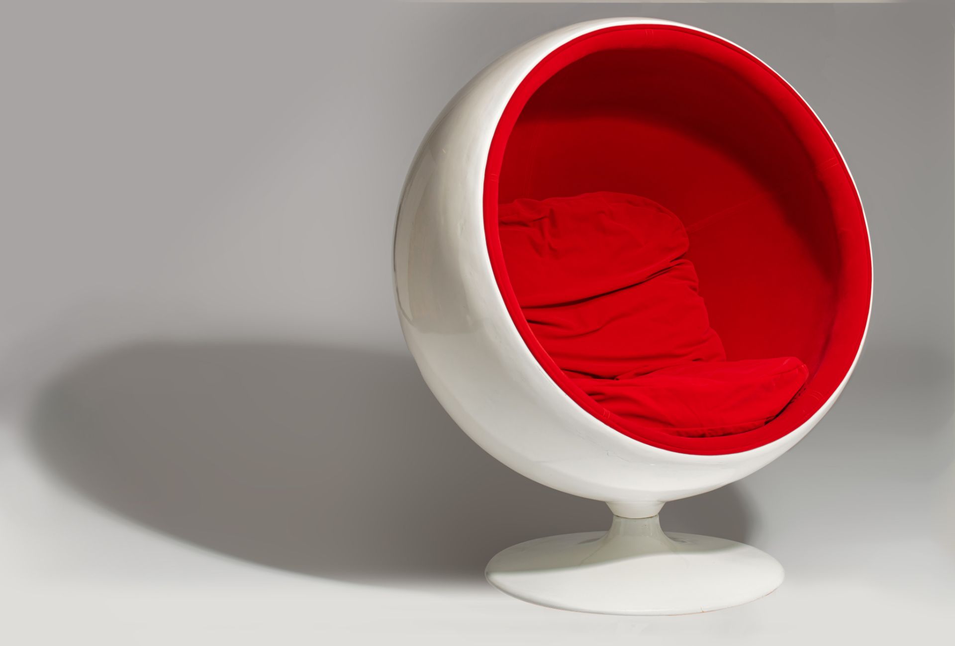 A Globe or Ball Chair by Eero Aarnio, Finland, 1966, H 120 cm - Image 2 of 16