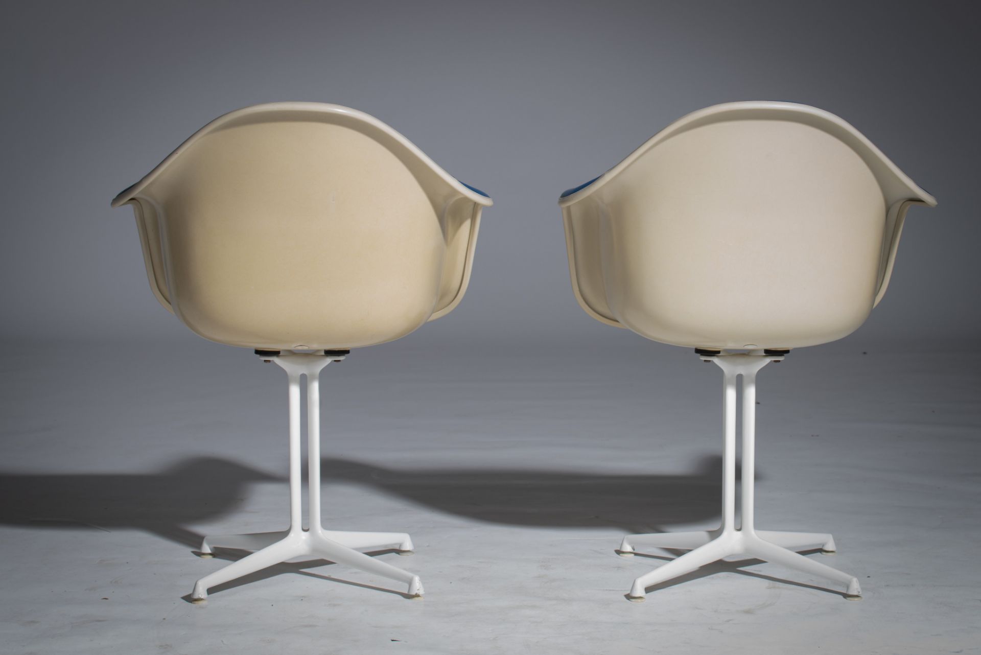 A fine set of six dining chairs by Charles and Ray Eames for Herman Miller, USA, 1960s, H 83 - 85 - - Image 10 of 16