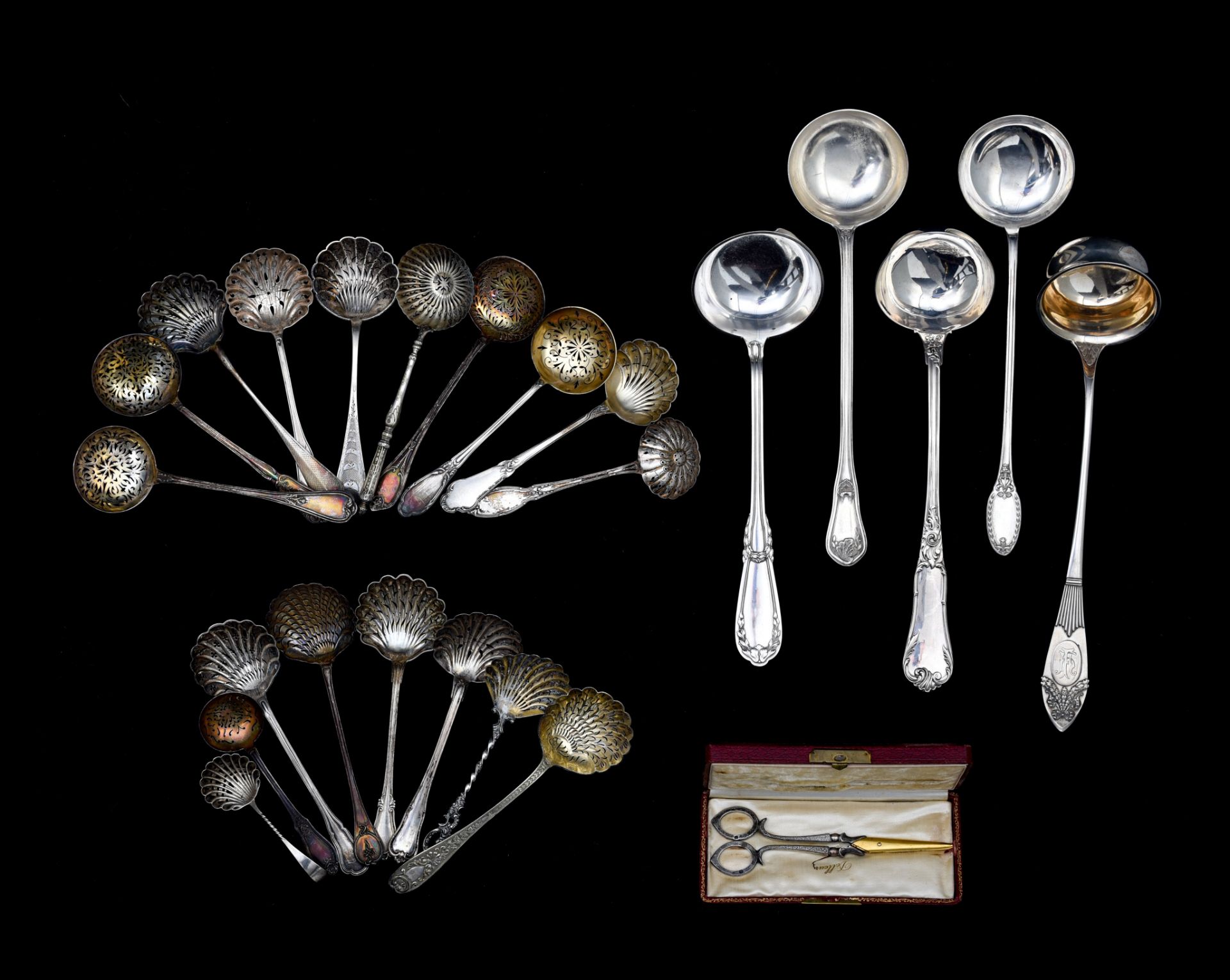 A various collection of silver serving cutlery of various origins, total weight: ca 2450 g