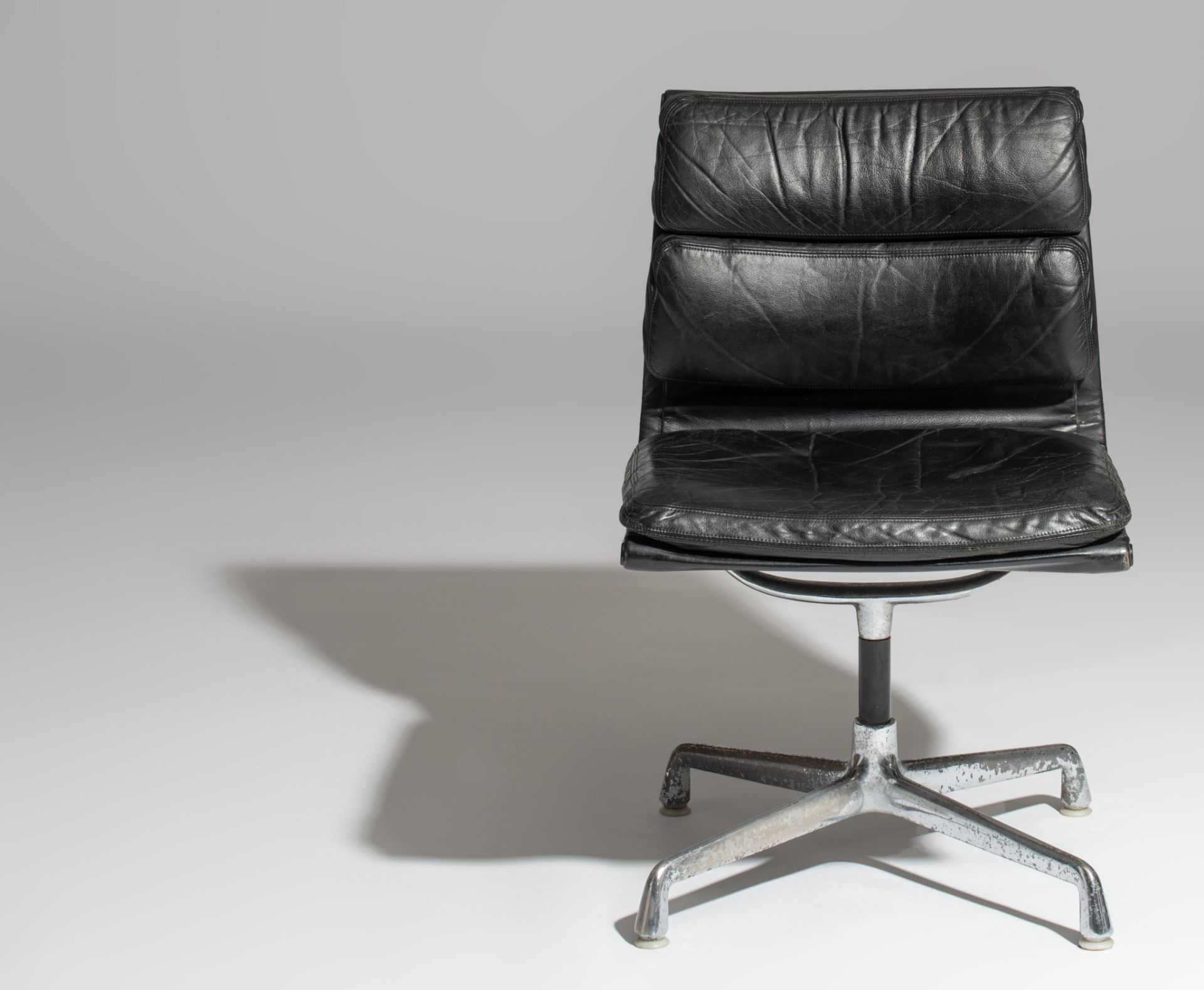 An EA 205 Soft Pad by Charles and Ray Eames for Herman Miller, USA, 1958, H 84 - W 52 cm - Image 3 of 11