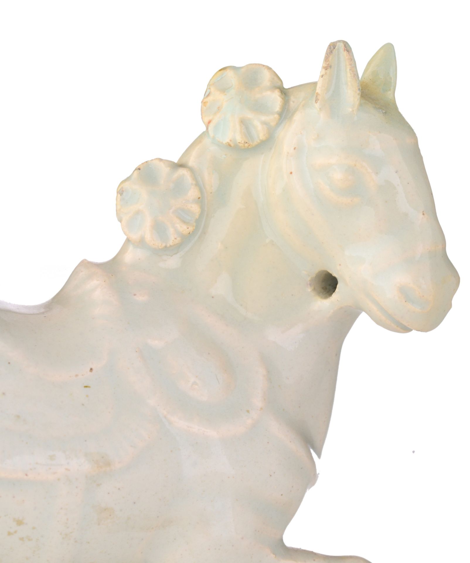 A pair of Dutch Delft white-glazed figures of circus horses, 18thC, H 14 cm - Image 8 of 9