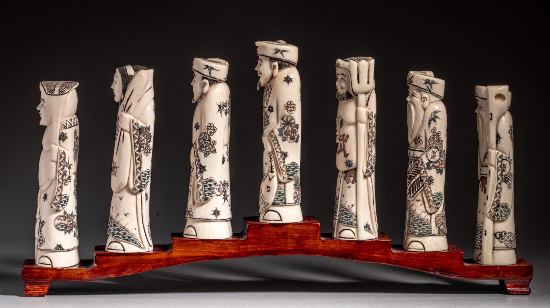 A collection of Japanese carved bone figures, depicting the Seven Immortals, H cm - Bild 2 aus 5