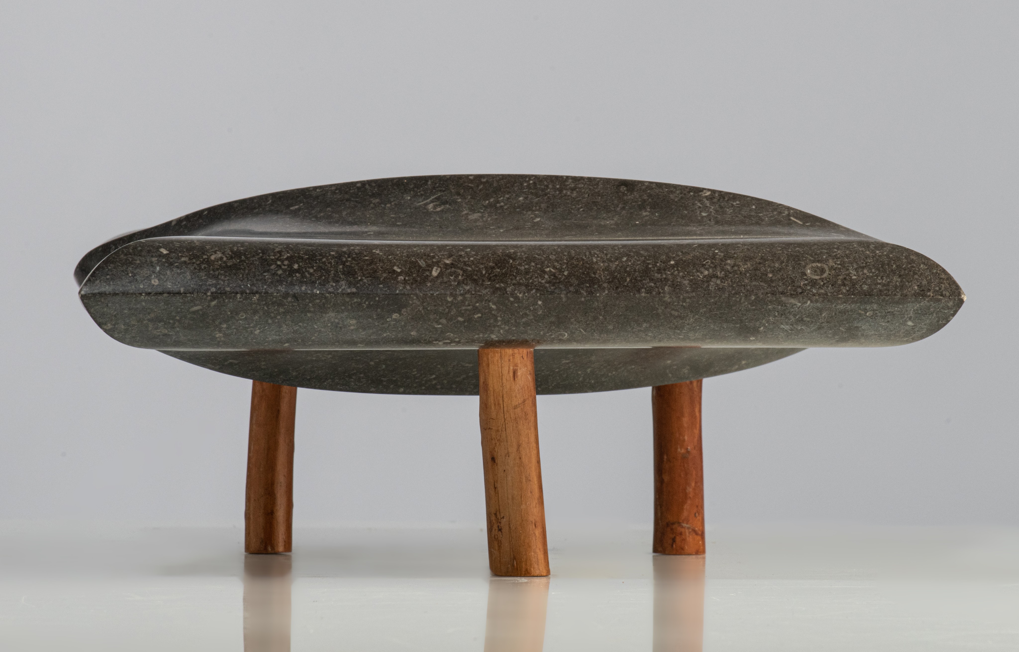 Bo Alisson (1952), untitled sculpture, Belgian blue stone on wooden stands, H 14 - W 40 cm - Image 3 of 7