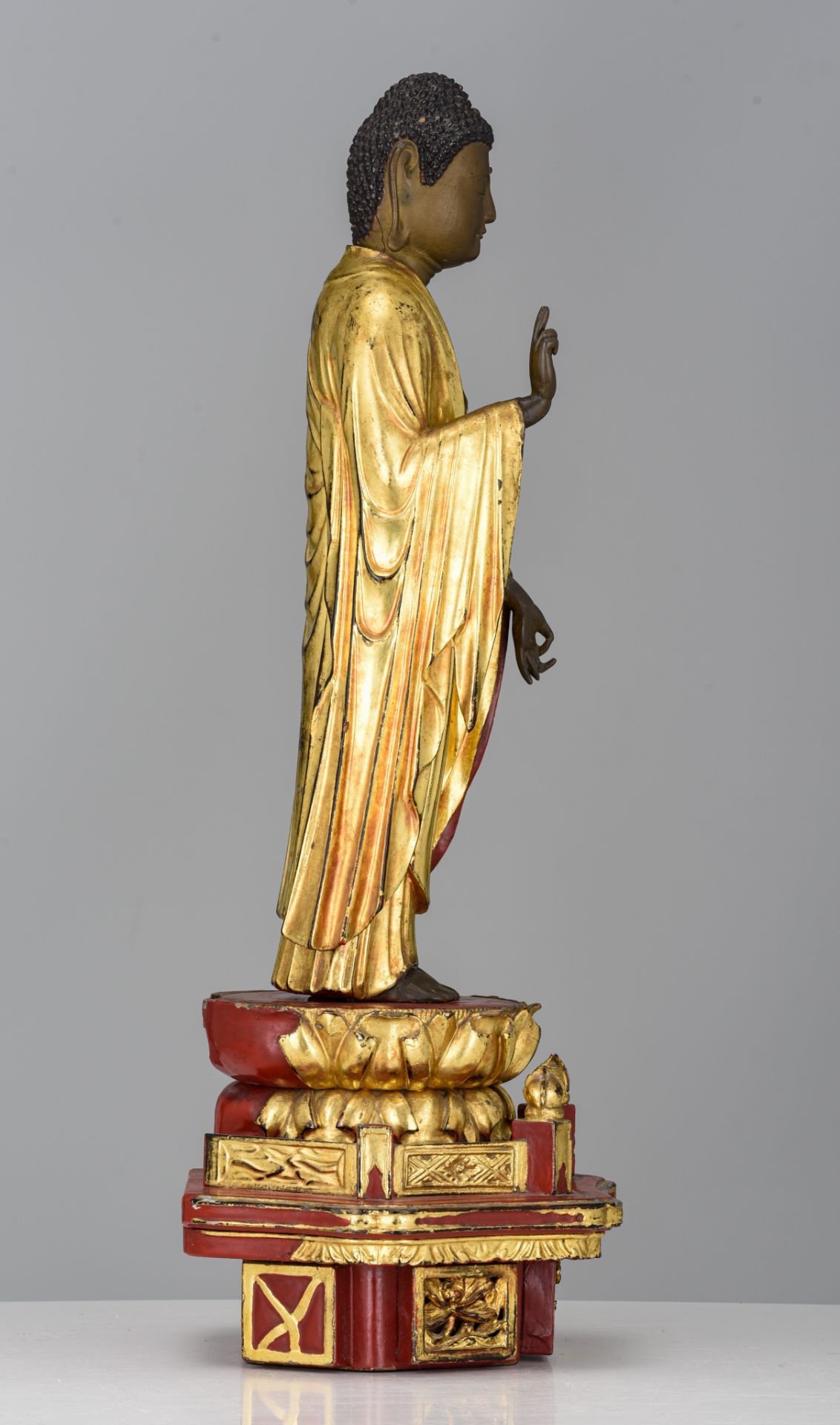 A Japanese gilt and red lacquered standing figure of Amitabha Buddha, on a lotus base, 19thC, Total - Image 5 of 6