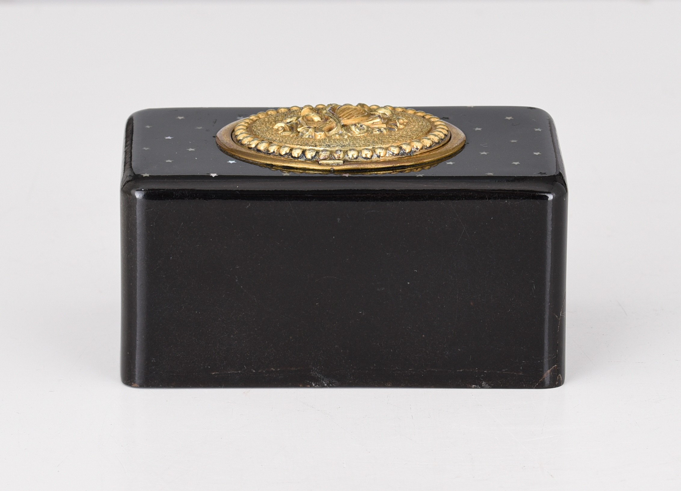 An early singing bird box with black lacquer and mother-of-pearl star decoration, H 5,5 - W 11 cm - Image 6 of 13