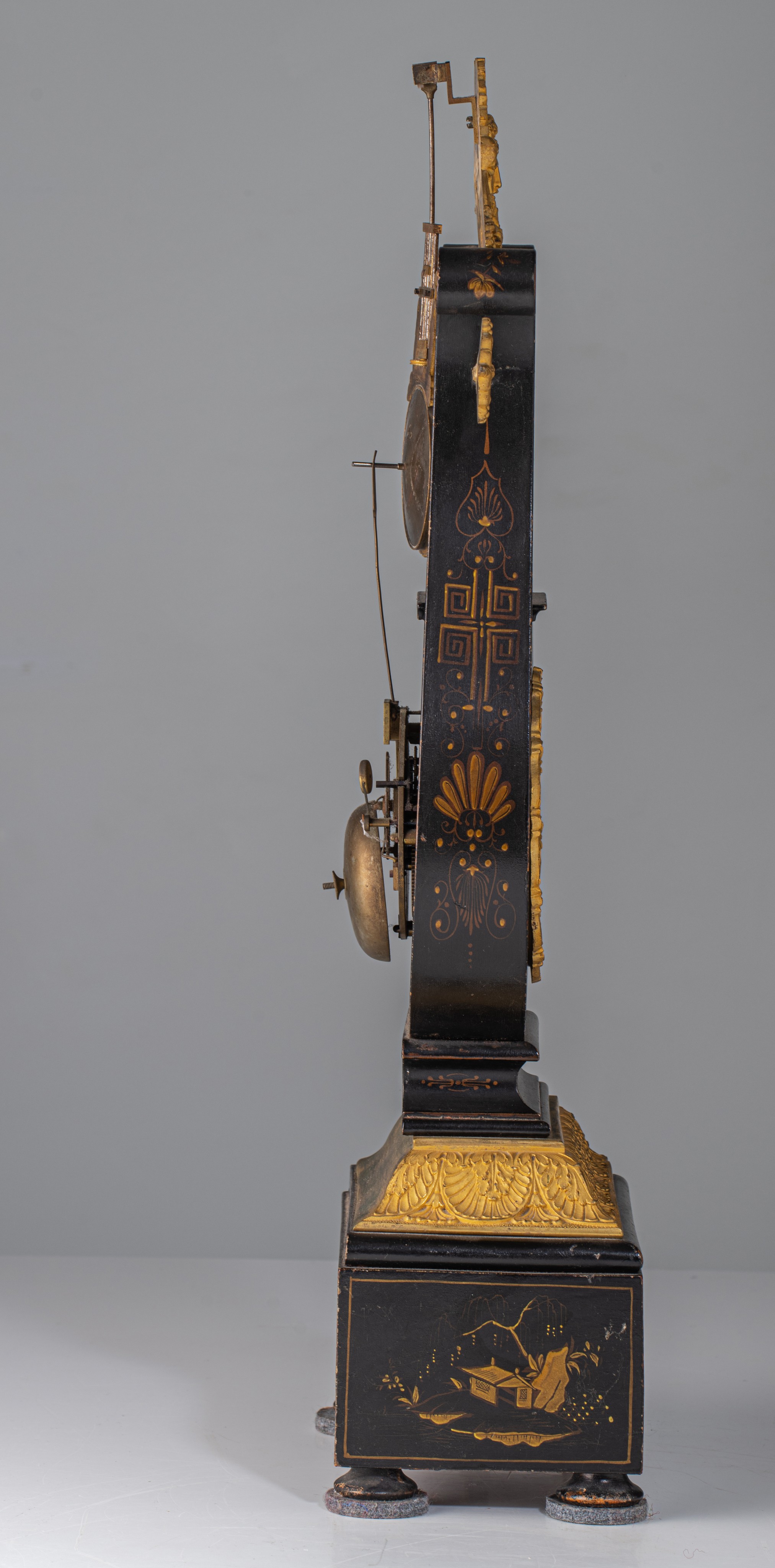 A French Restauration lyre-shaped chinoiserie lacquered mantel clock, with gilt bronze mounts, ca. 1 - Image 5 of 7