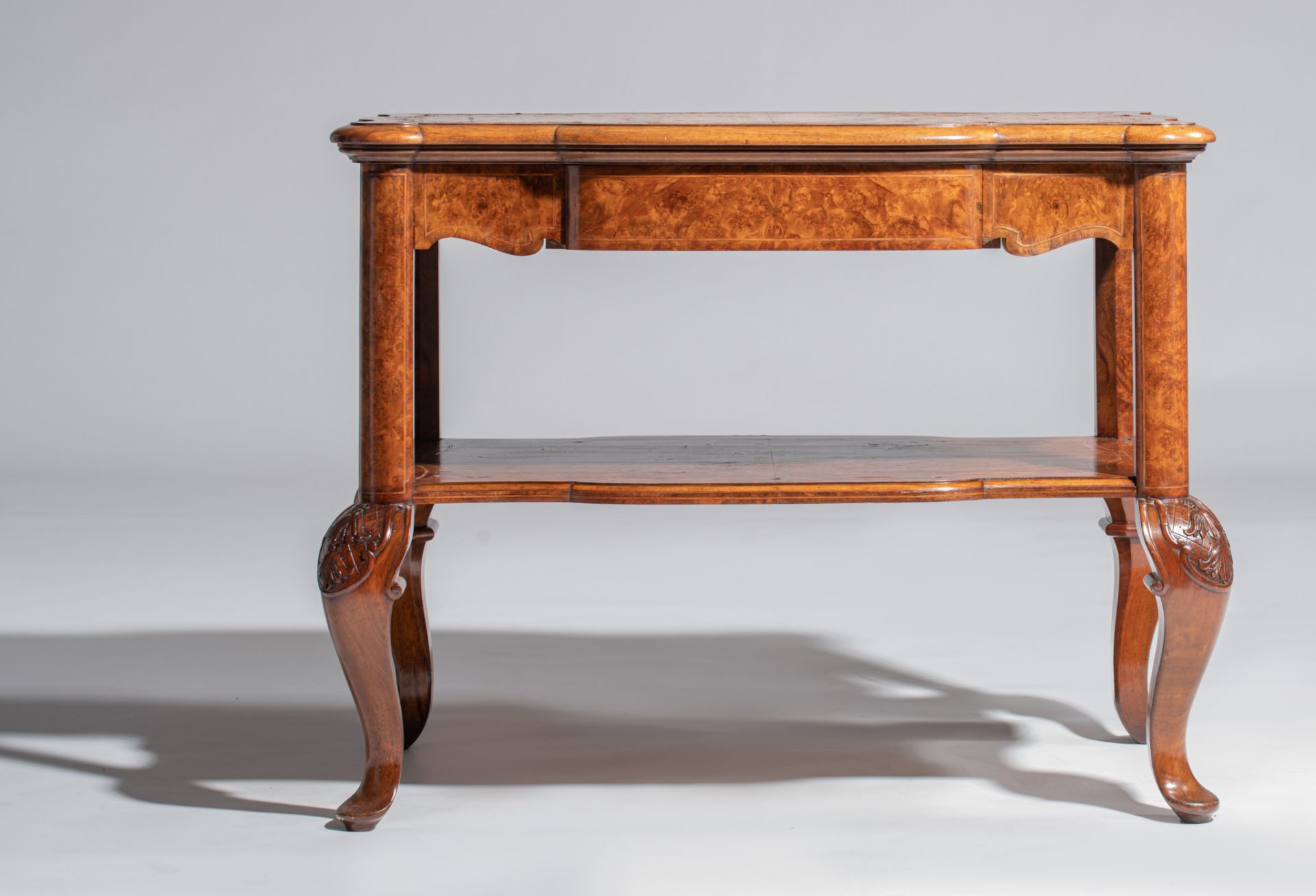 An English side table on baluster feet, burr and walnut veneered, H 70 - W 89 - D 54 cm - Image 4 of 11