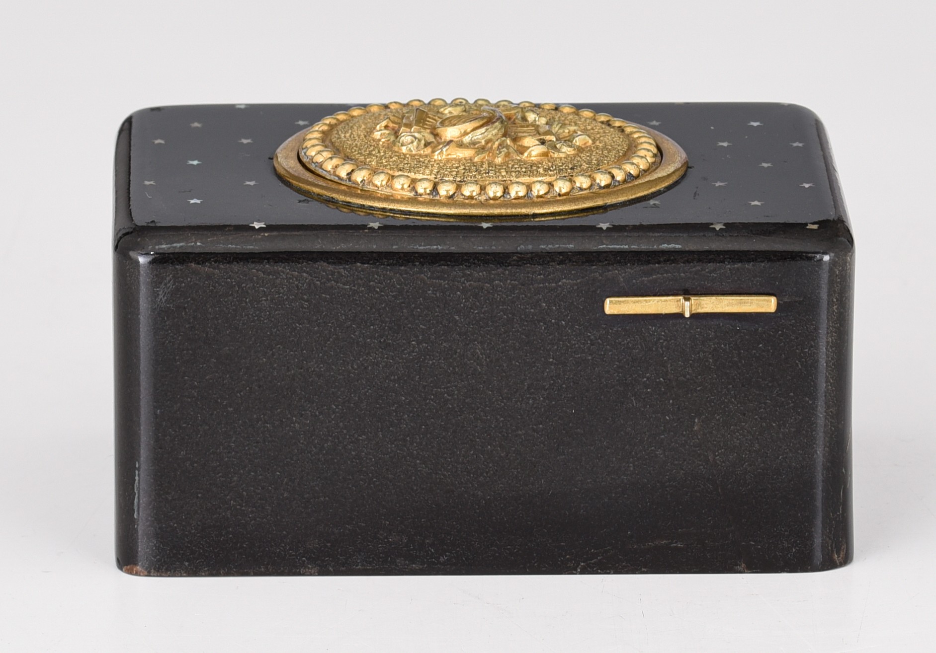 An early singing bird box with black lacquer and mother-of-pearl star decoration, H 5,5 - W 11 cm - Image 4 of 13