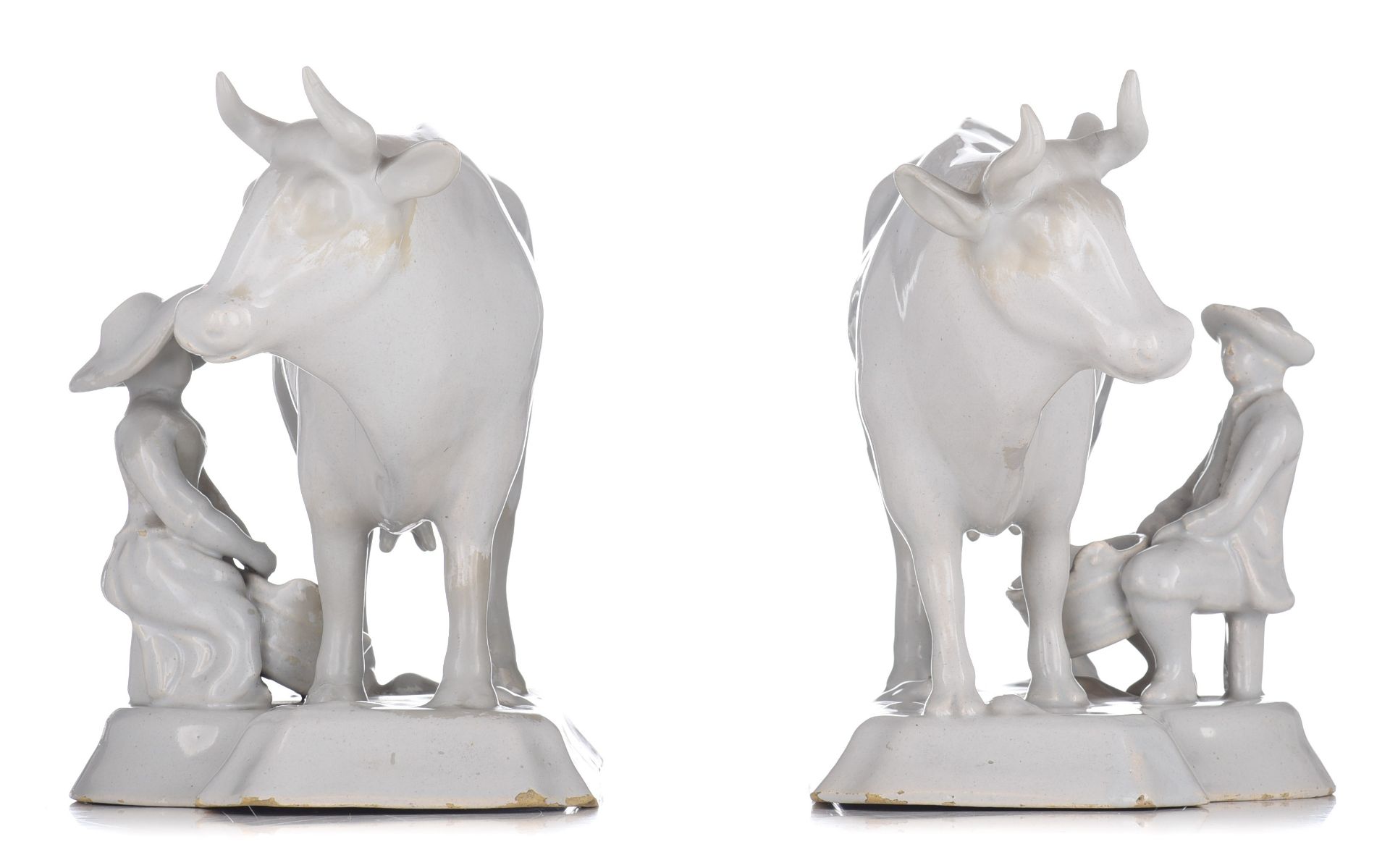 A large pair of Delft white-glazed models of cows with milkers, 18thC, H 18 - W 22 cm - Image 4 of 14