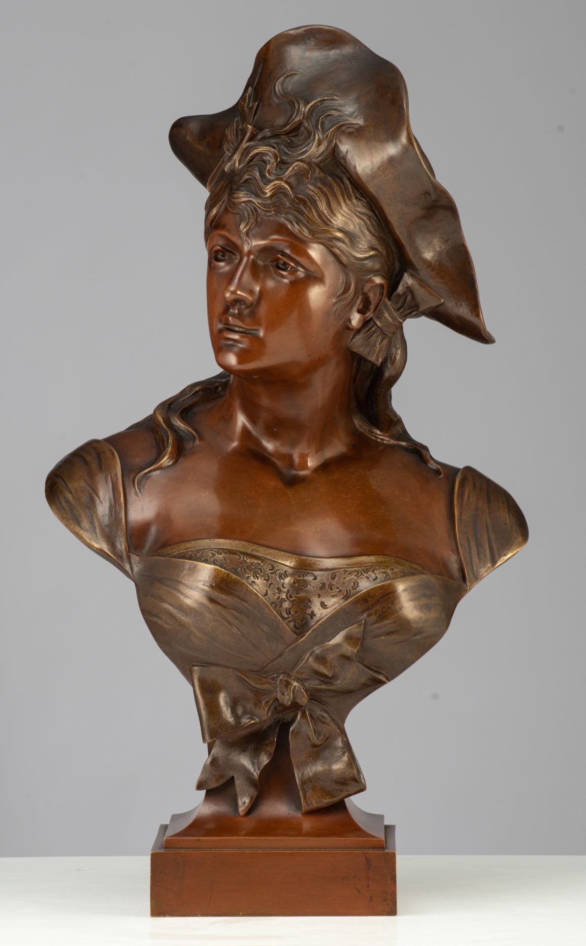 Signed Castelli, lady with hat, brown patinated bronze, H 70 cm - Image 2 of 10